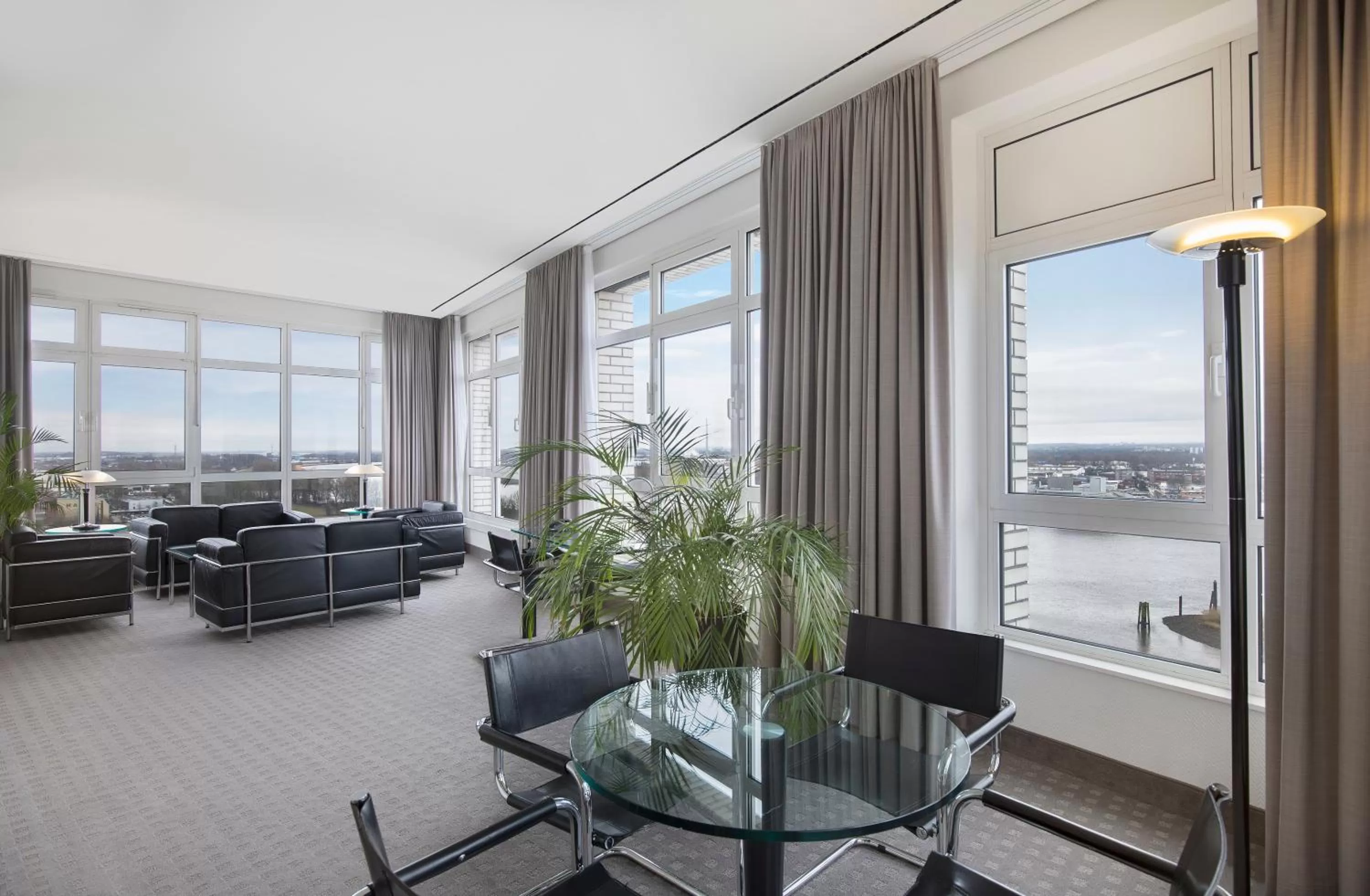 Living room in HI Hotel International Hamburg