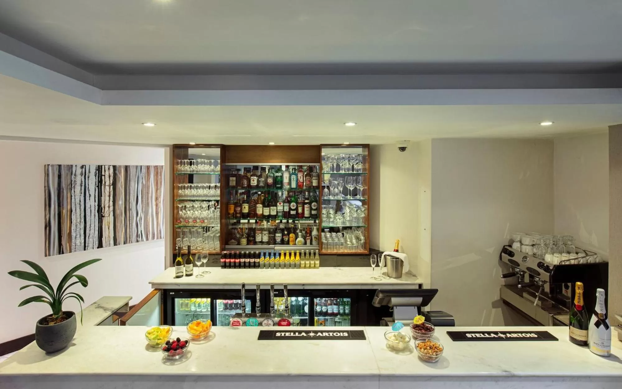 Lounge or bar in Wellington Hotel by Blue Orchid