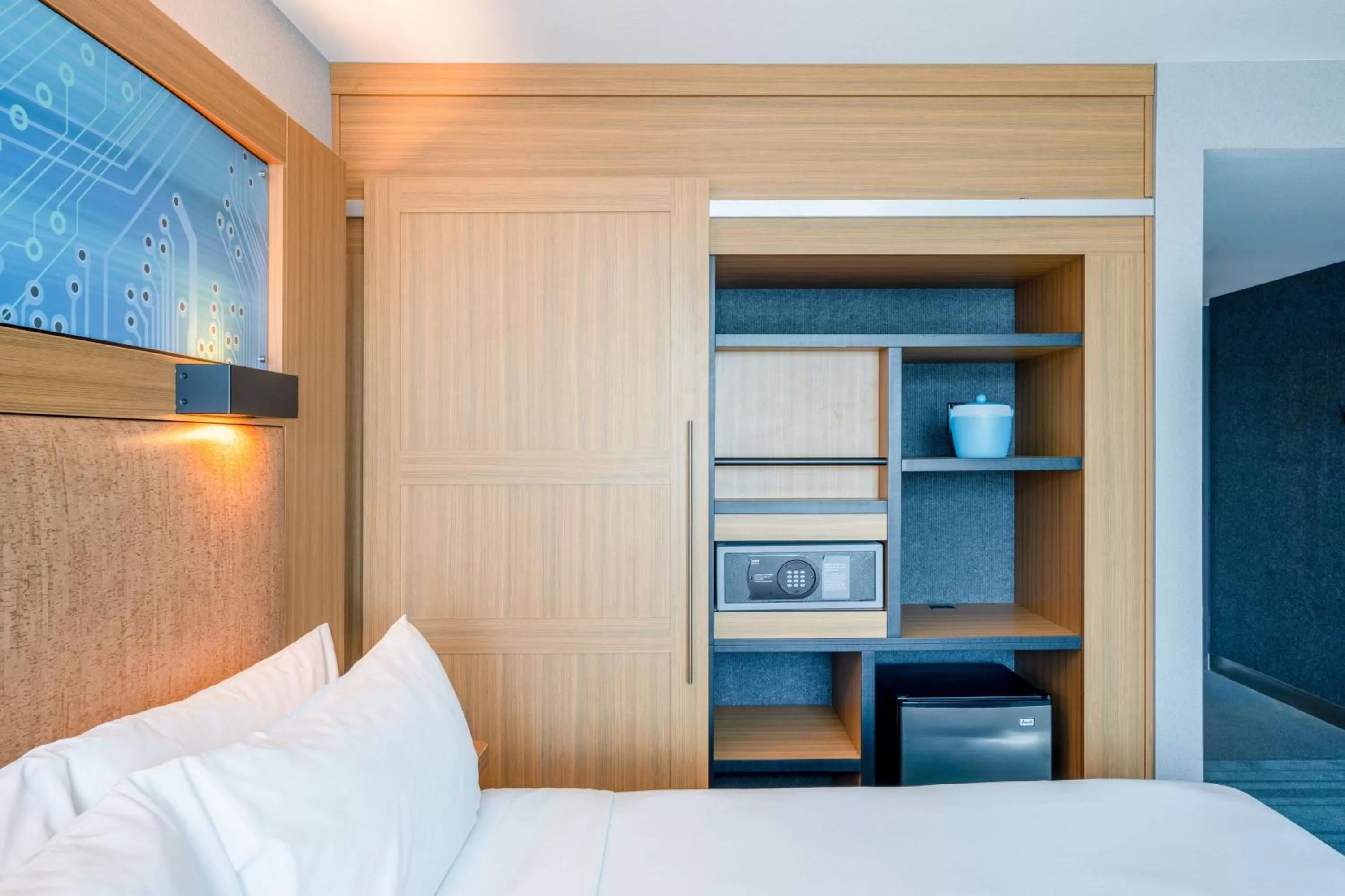 Photo of the whole room, Bed in Aloft Cupertino