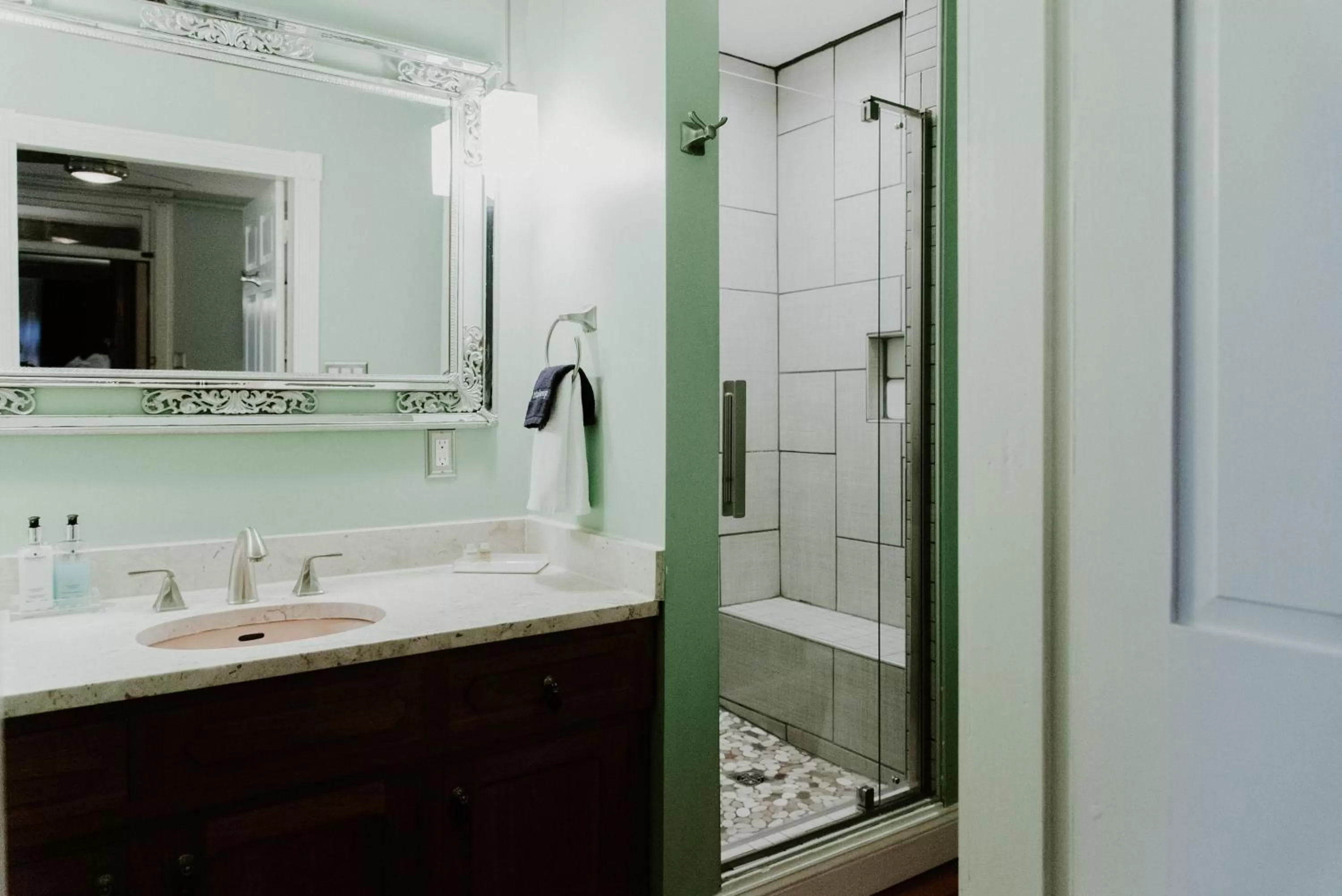 Shower, Bathroom in Georges on York B&B