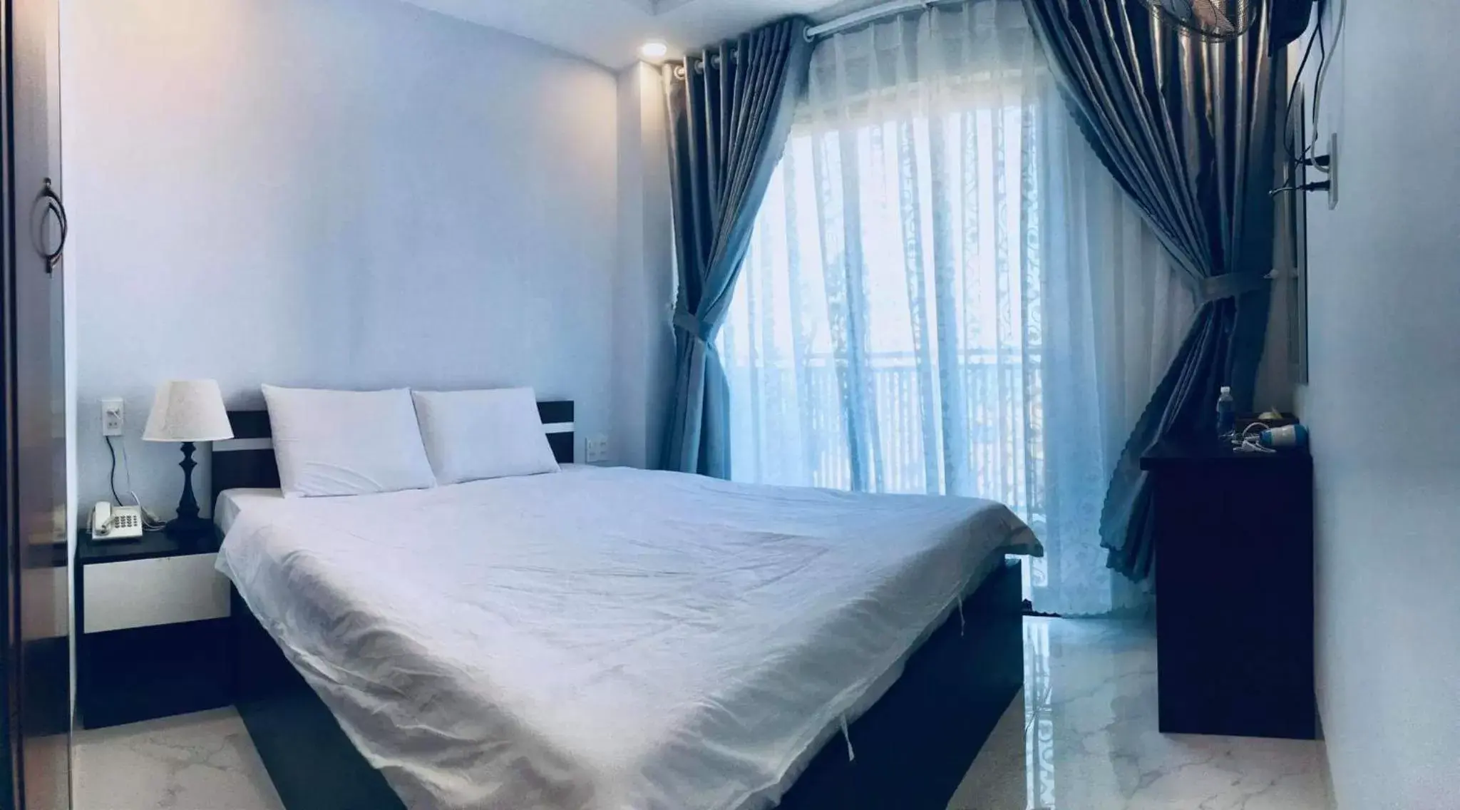 Double Room with Balcony and Sea View in Tân Thi Hotel Double Room with Balcony and Sea View in Tân Thi Hotel