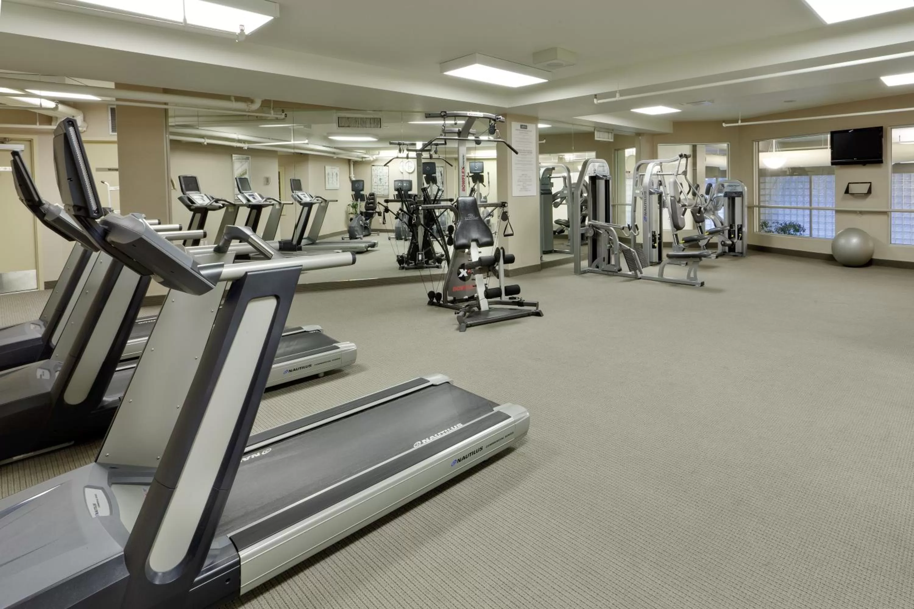 Fitness centre/facilities in Radisson Hotel Vancouver Airport