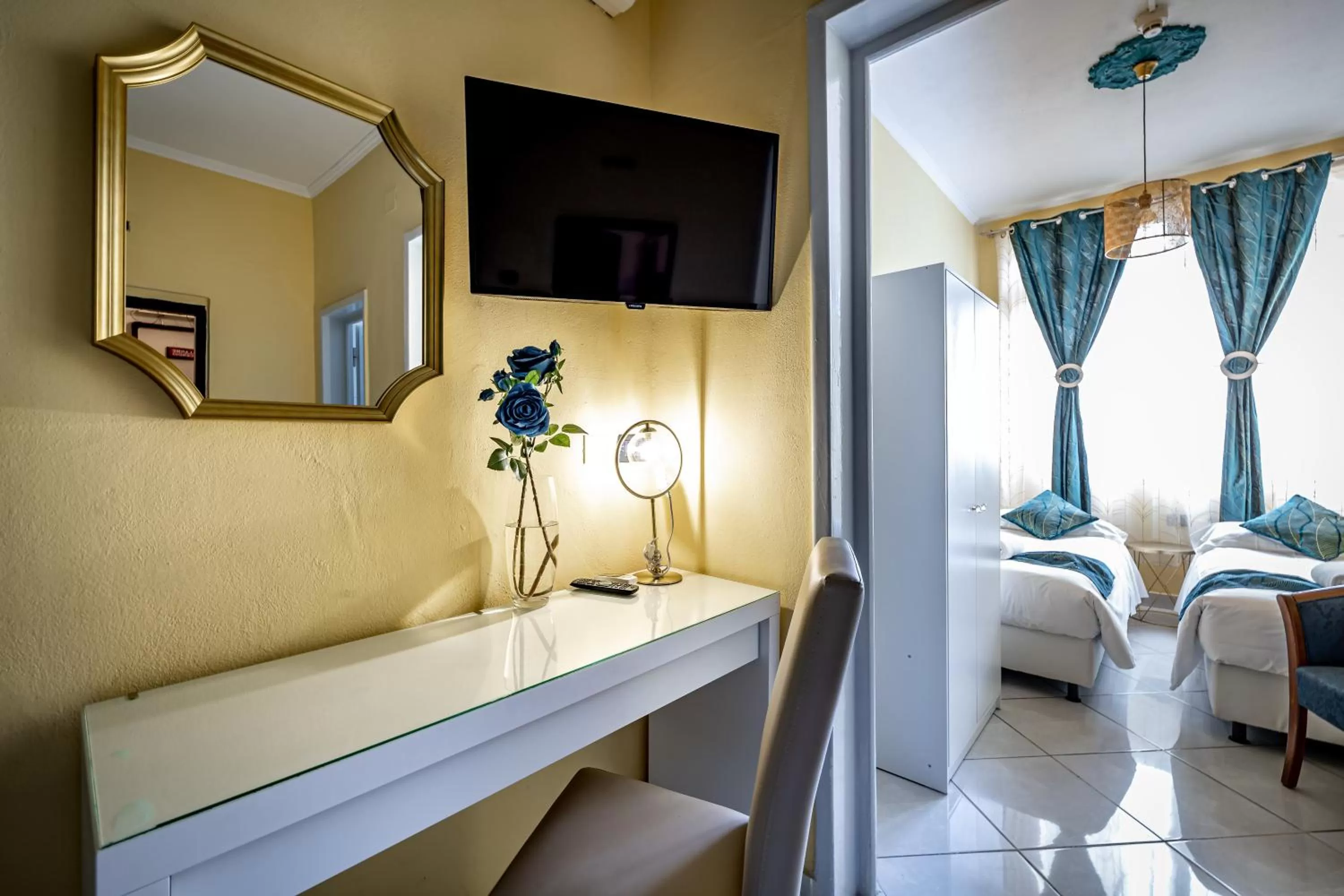 TV and multimedia, Bed in HOTEL VENETO con accesso ZTL