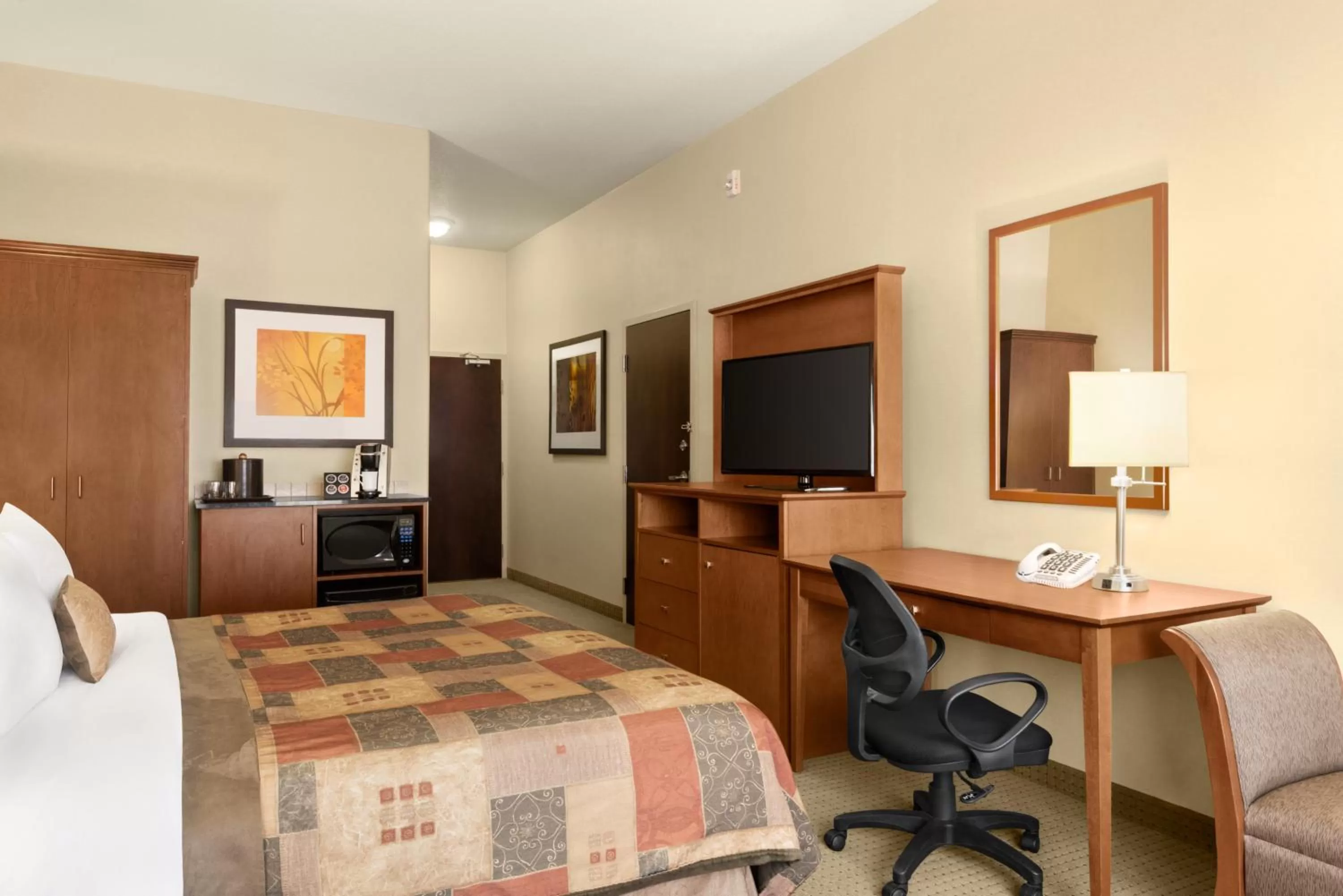 Photo of the whole room, Bed in Ramada by Wyndham Drayton Valley