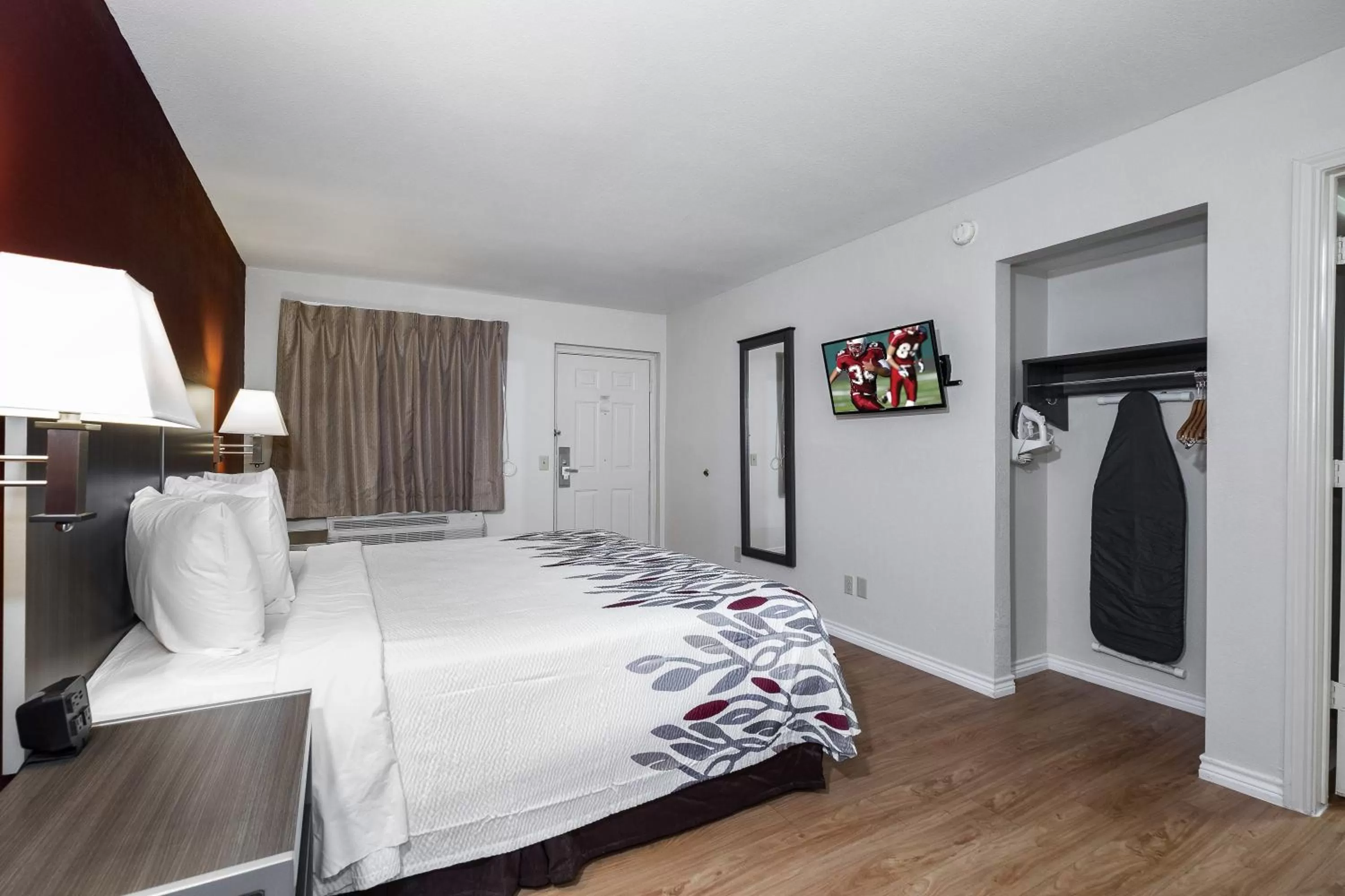 Photo of the whole room, Bed in Red Roof Inn Houston North - FM1960 & I-45