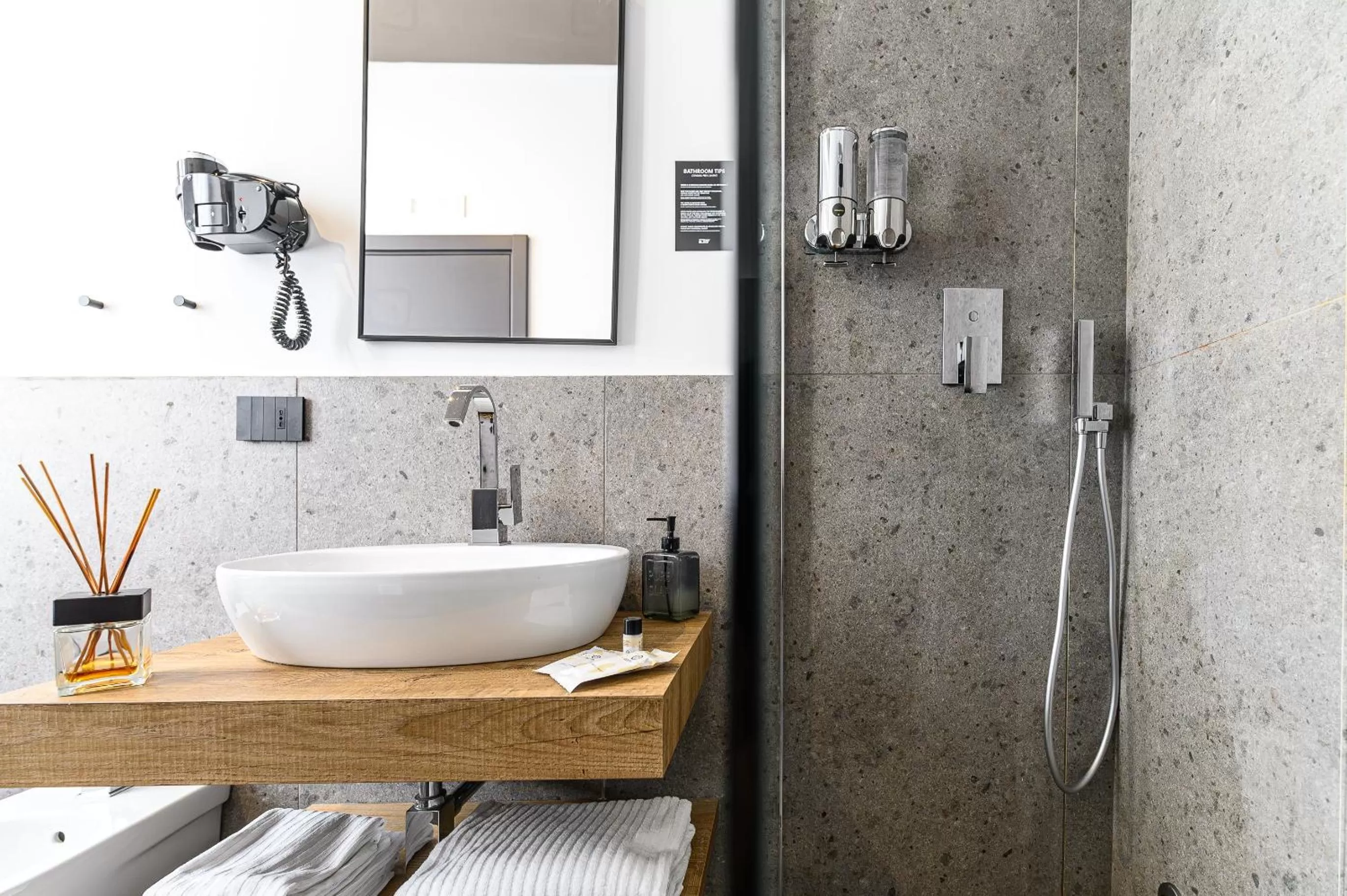 Shower in Central Lodge Hotel