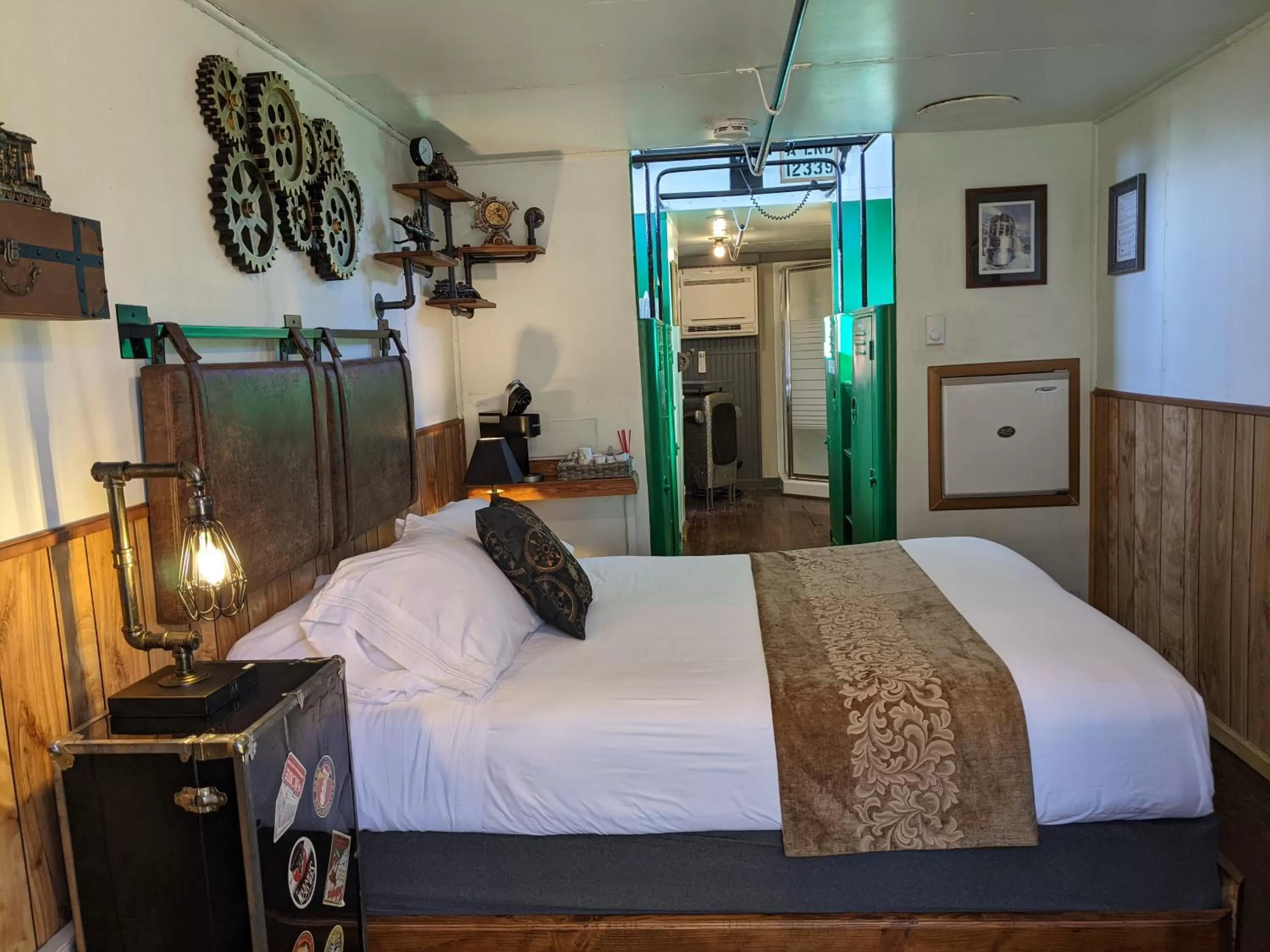 Bed in Olympic Railway Inn