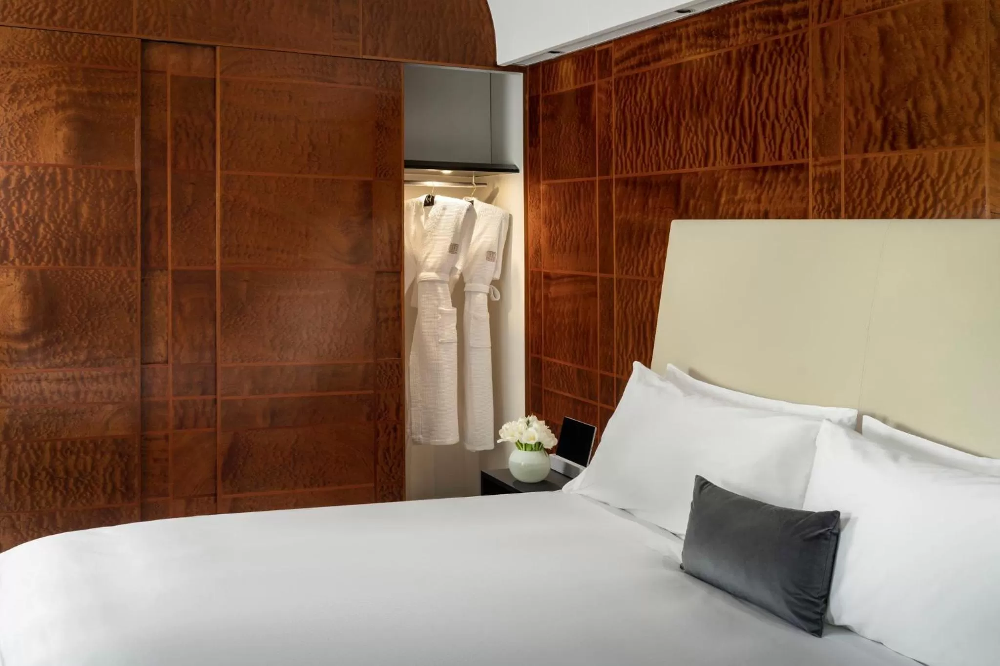 Photo of the whole room, Bed in COMO The Halkin