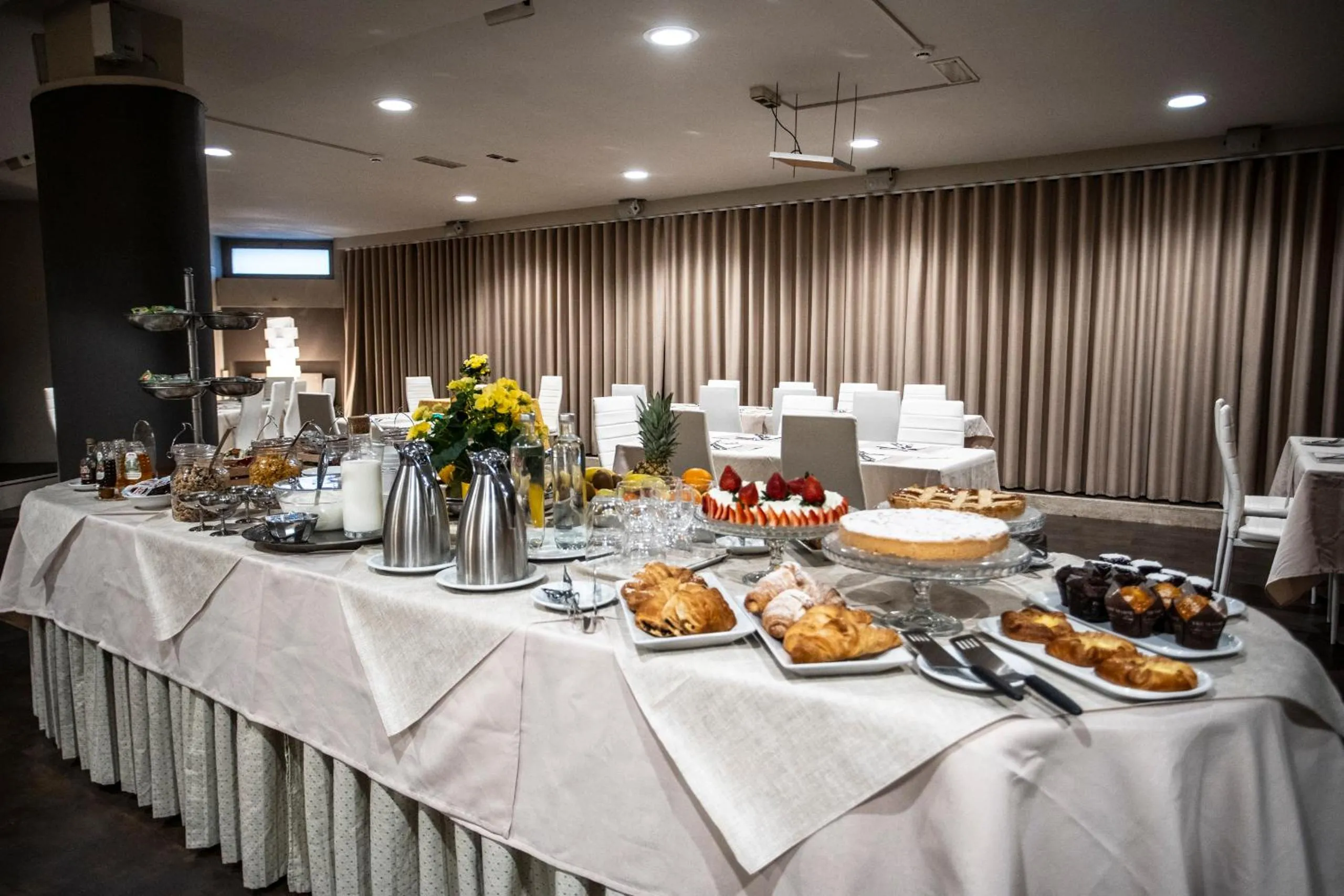 Restaurant/places to eat in Hotel Delta