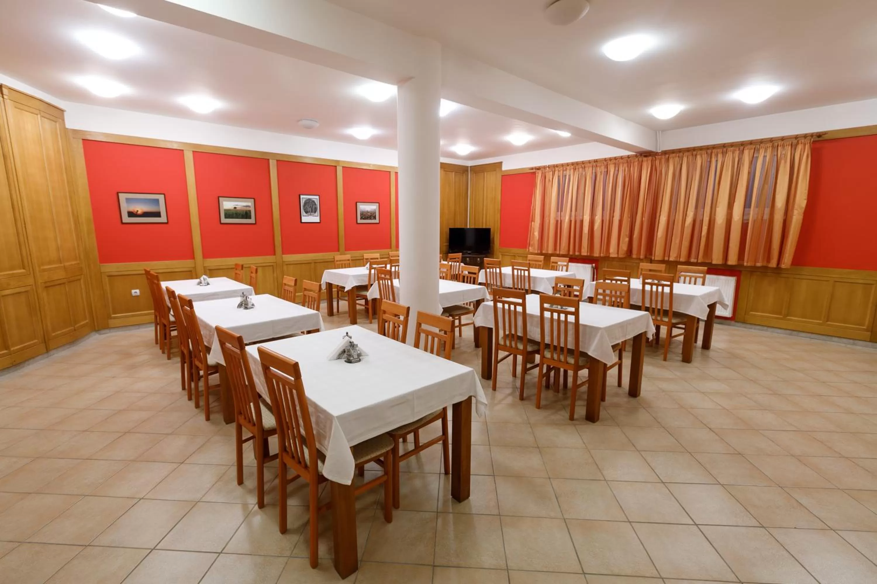 Dining area in Art Garni Hotel