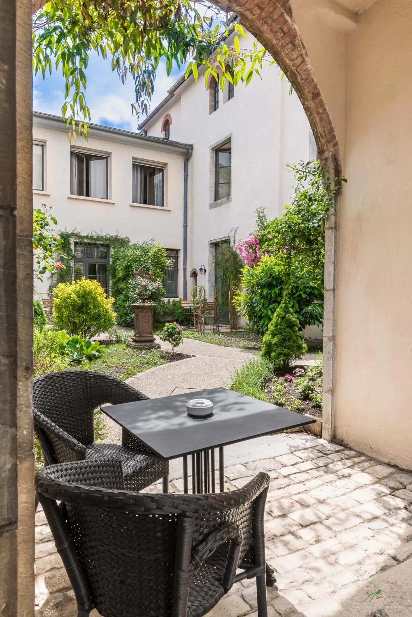 Patio in Hôtel Restaurant Spa Le Sauvage