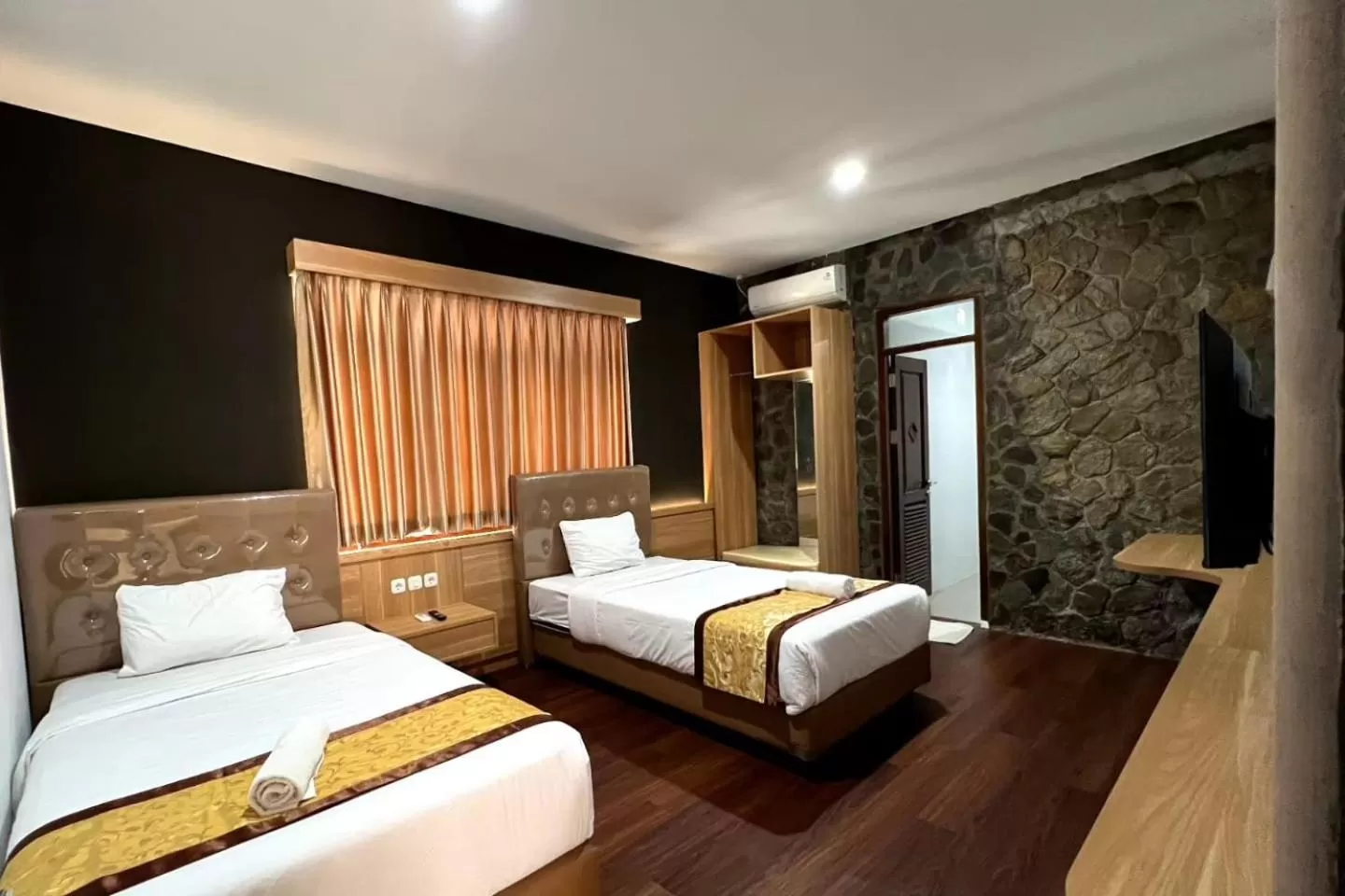 Photo of the whole room, Bed in Jatiluhur Valley Resort