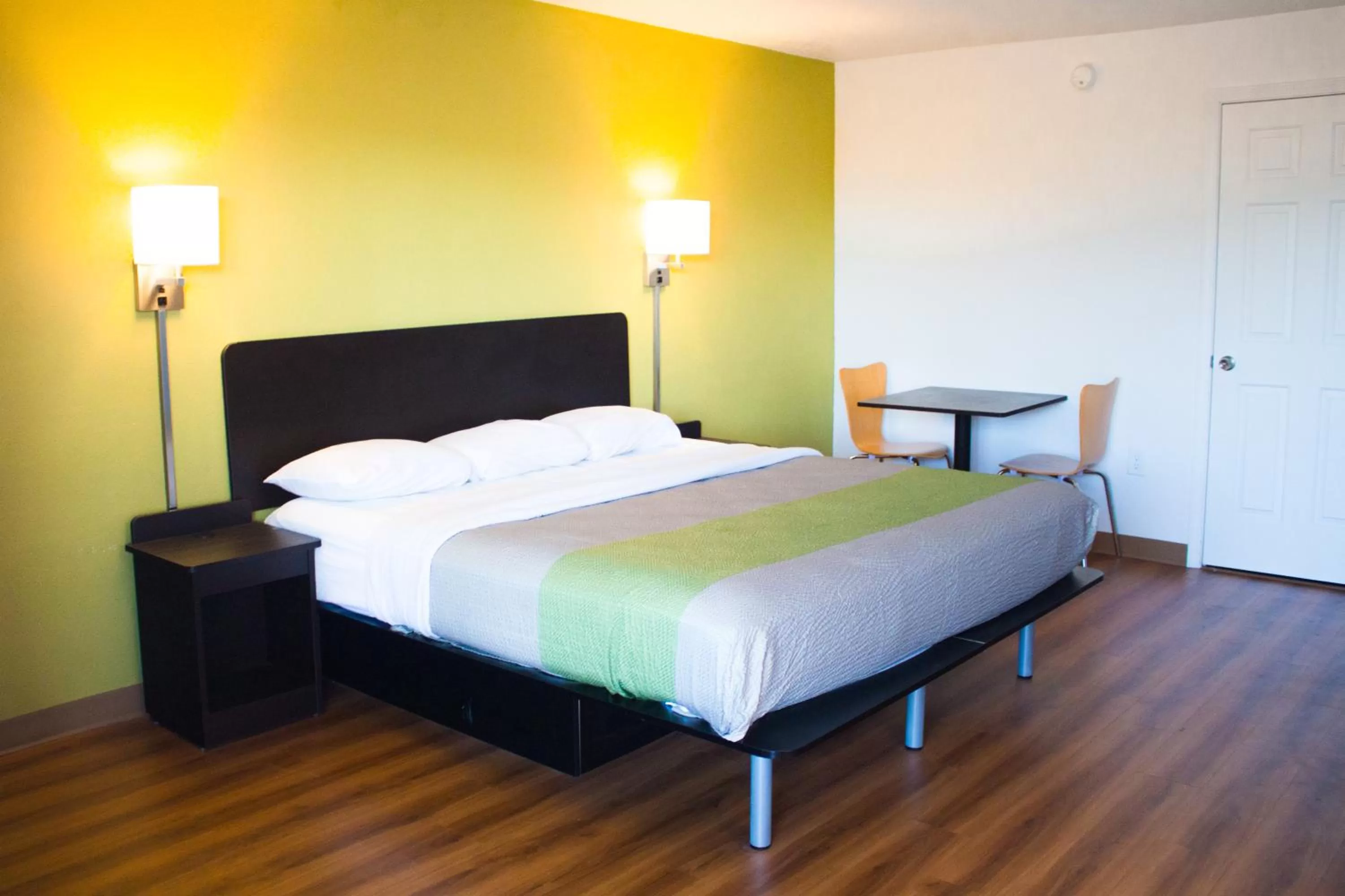 Bed in Motel 6-Chilhowie, VA