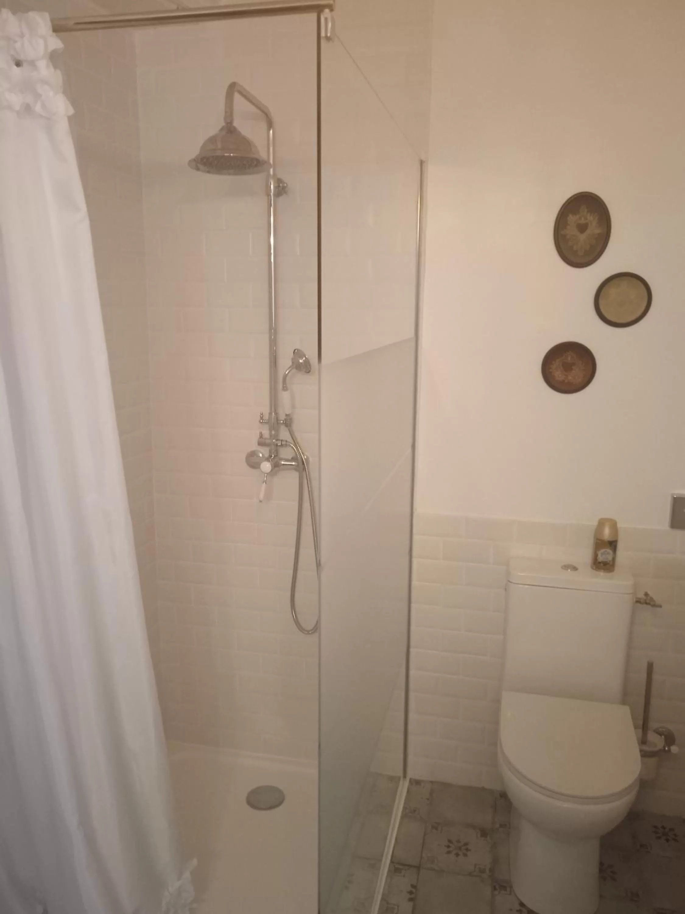 Shower, Bathroom in Aux Léopards Normands