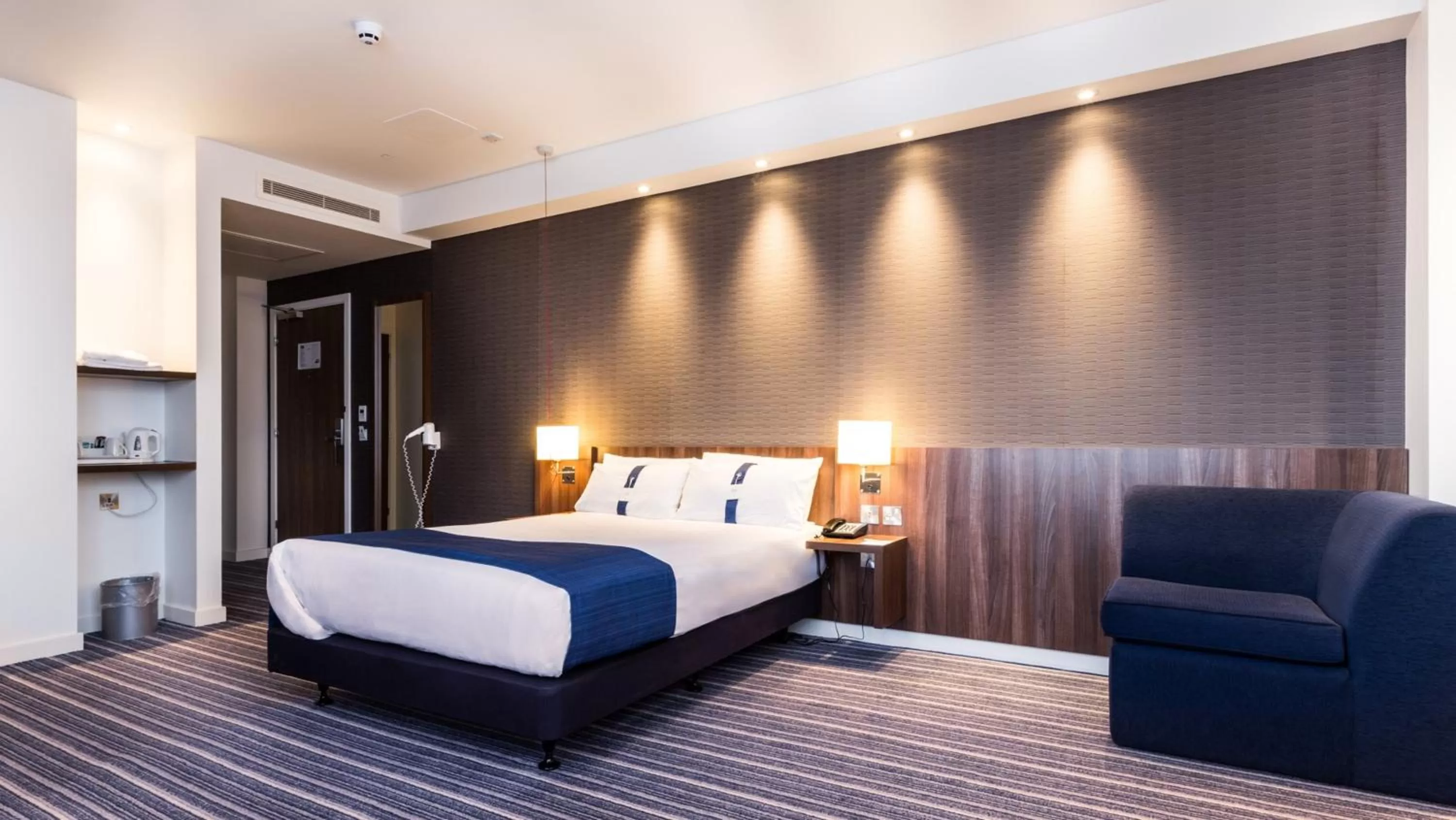 Photo of the whole room, Bed in Holiday Inn Express Wakefield by IHG