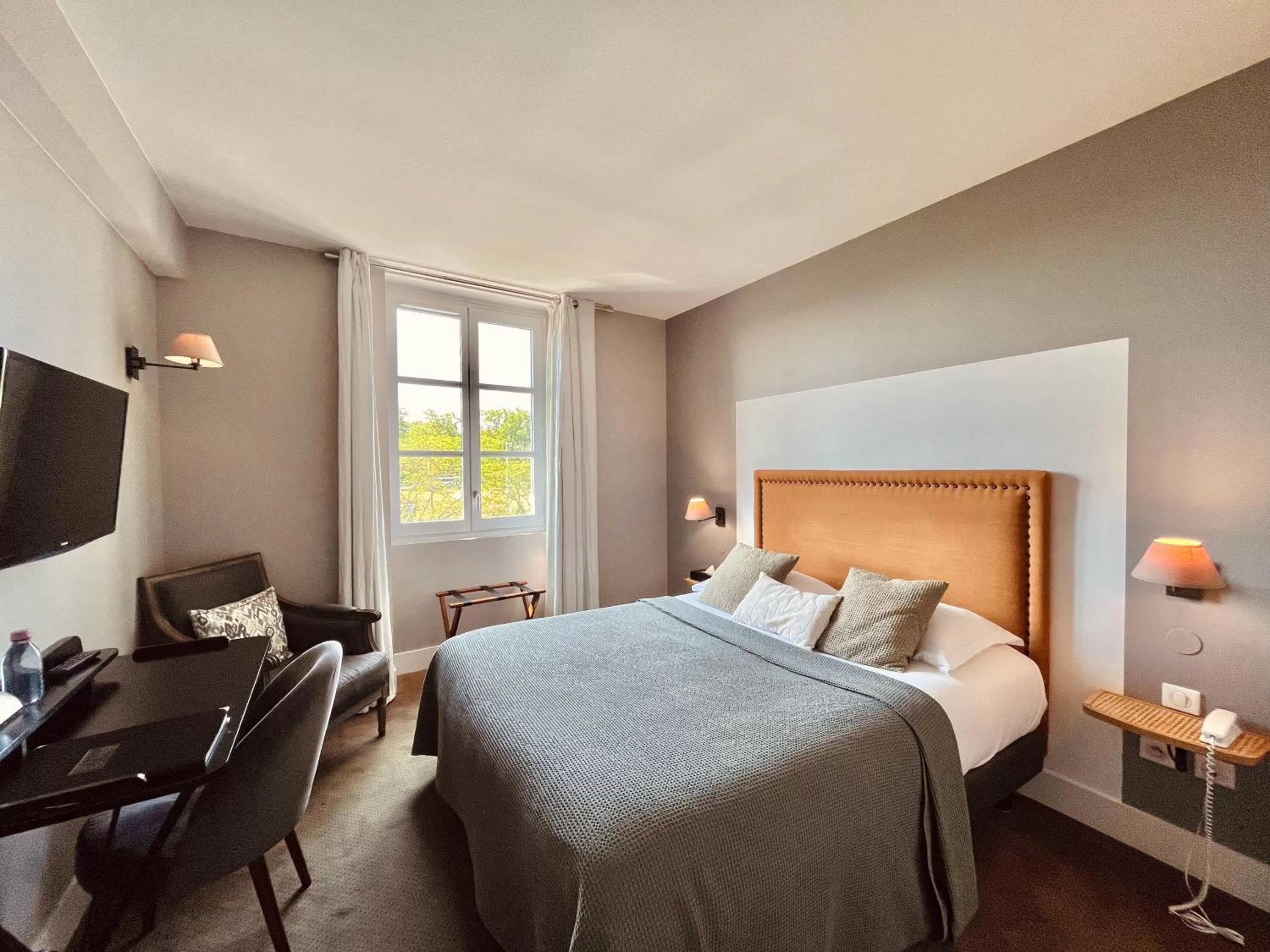 View (from property/room), Bed in Hôtel des Basses Pyrénées - Bayonne