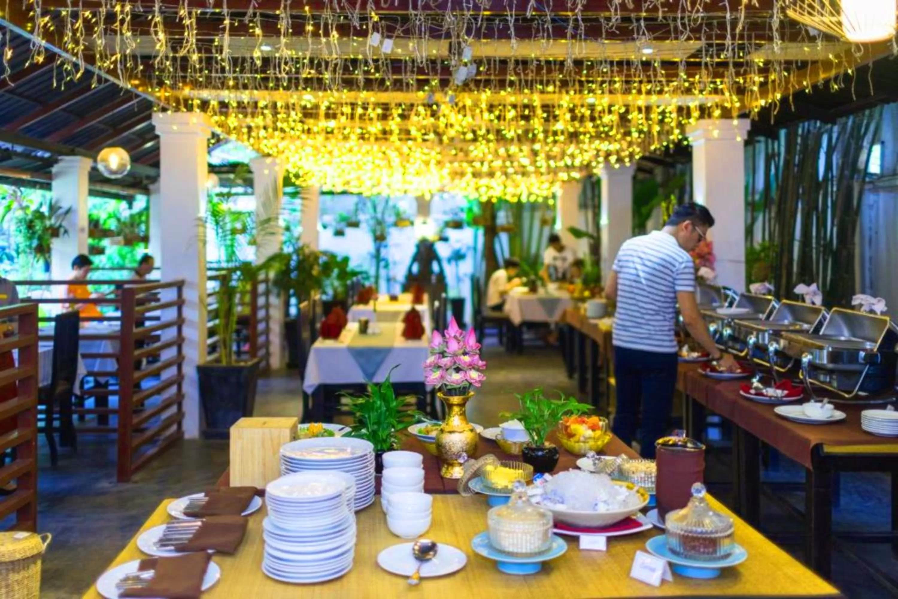 Restaurant/Places to Eat in Ladear Privilege Rooms