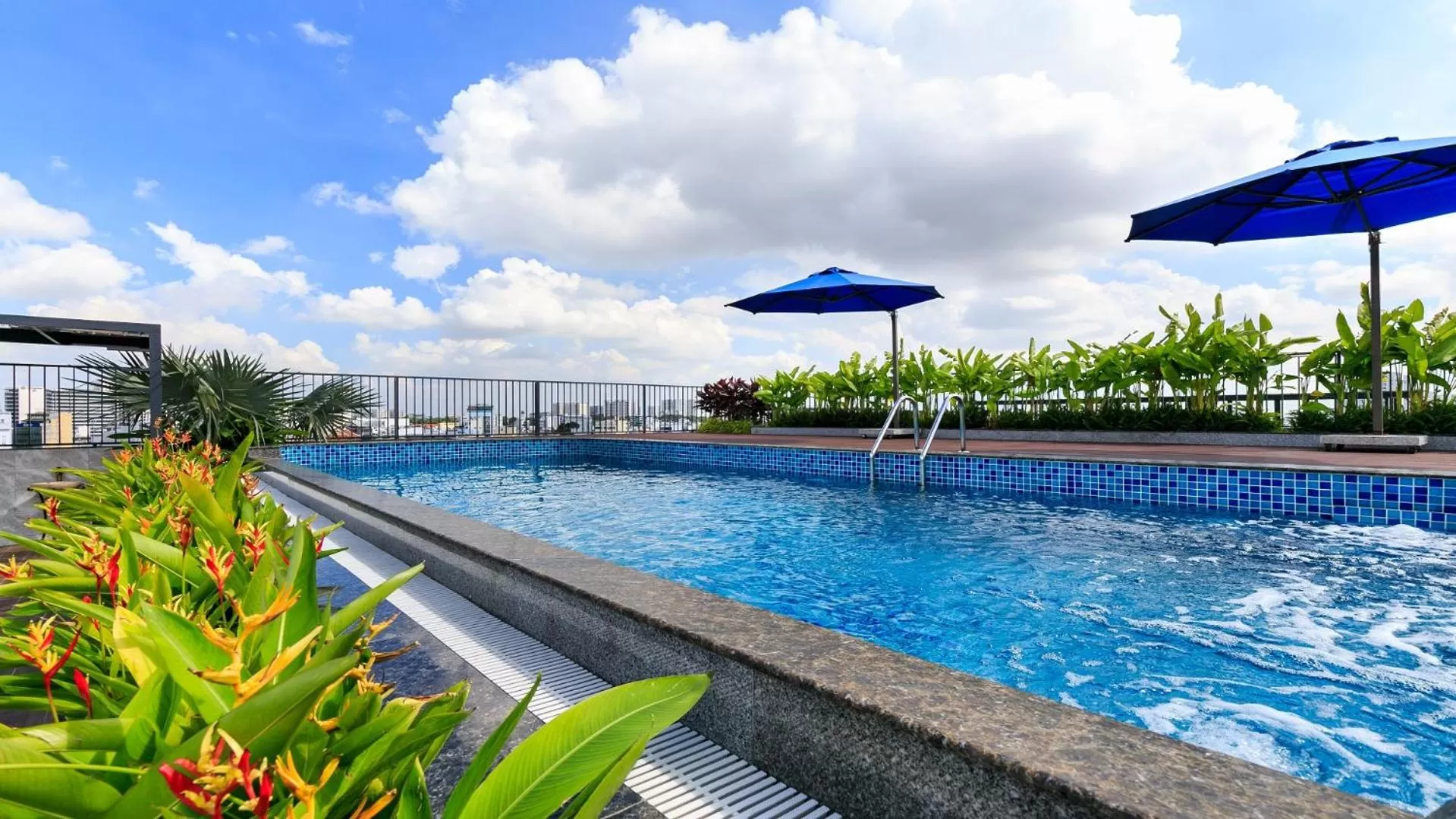 Swimming pool in DHTS Business Hotel & Apartment