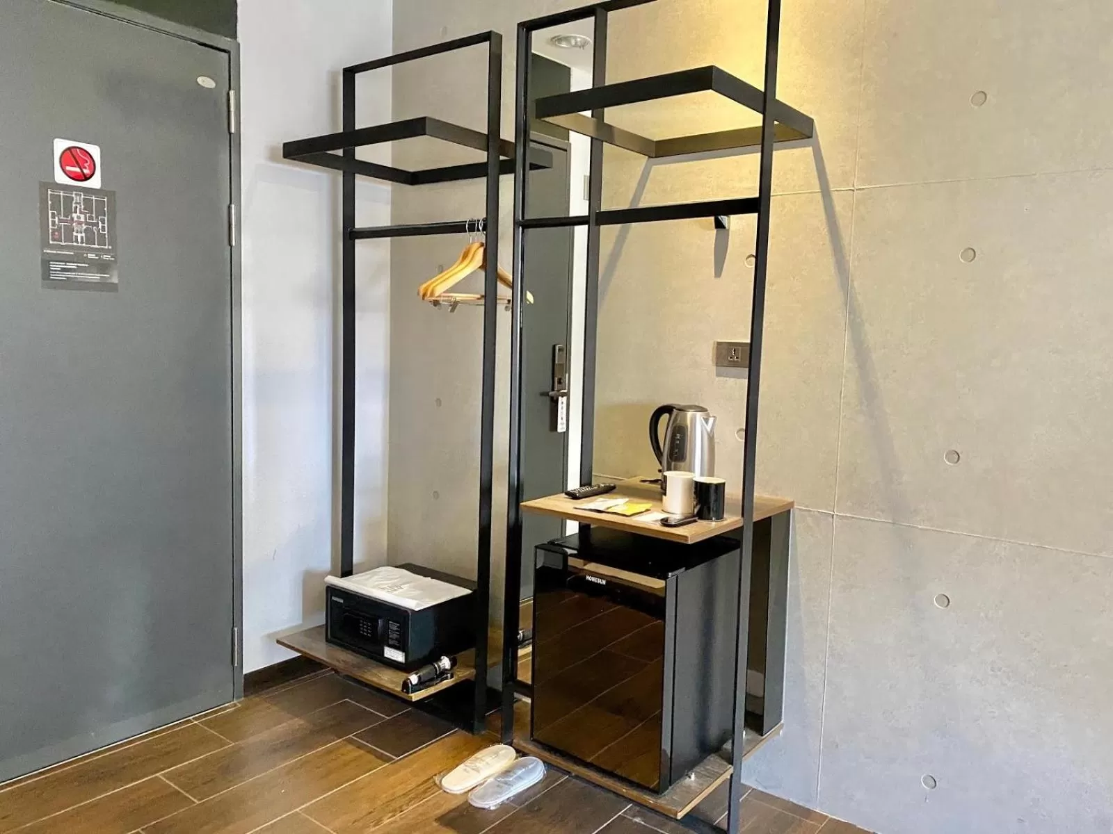 Photo of the whole room in 3 Door Hotel