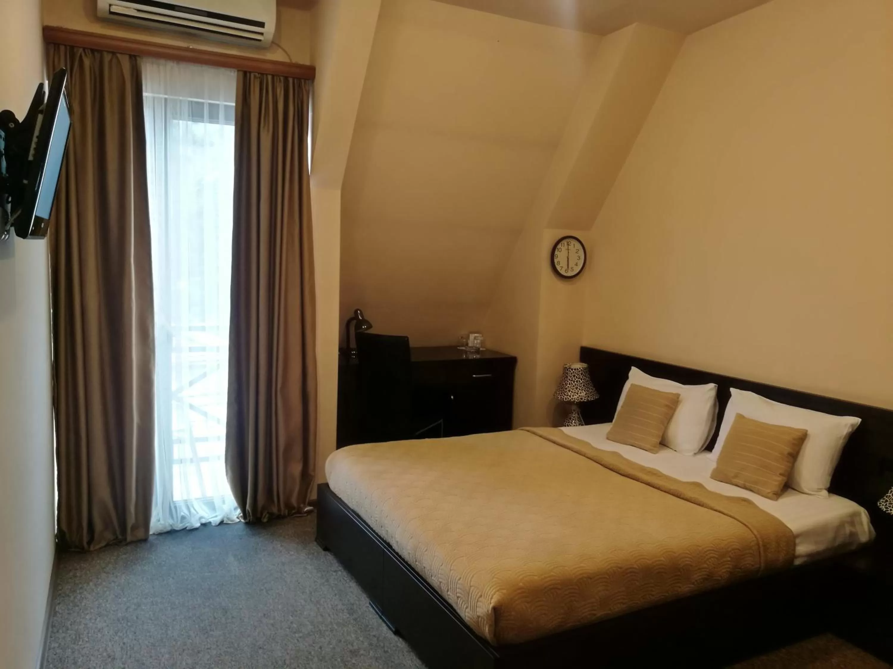 Photo of the whole room, Bed in Hotel Diplomat