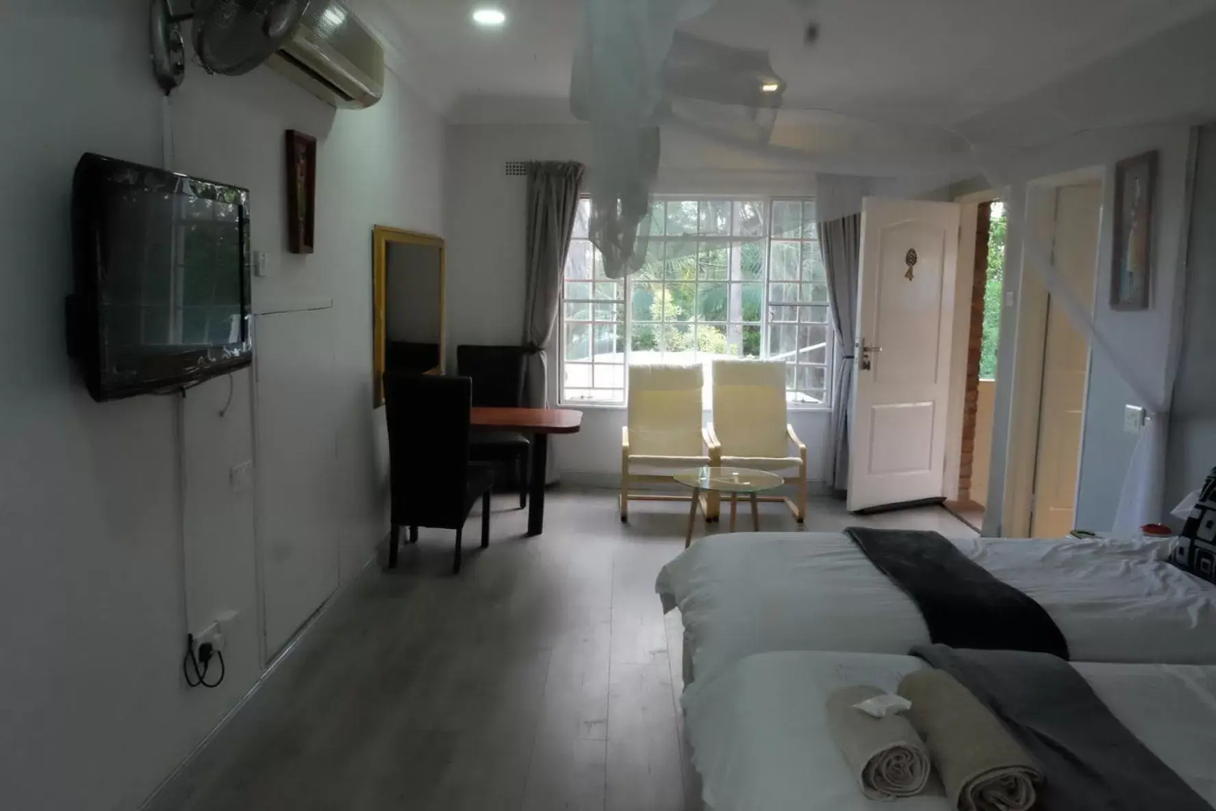 Twin Room with Balcony - single occupancy in The Leslie - Bed & Breakfast Twin Room with Balcony - single occupancy in The Leslie - Bed & Breakfast