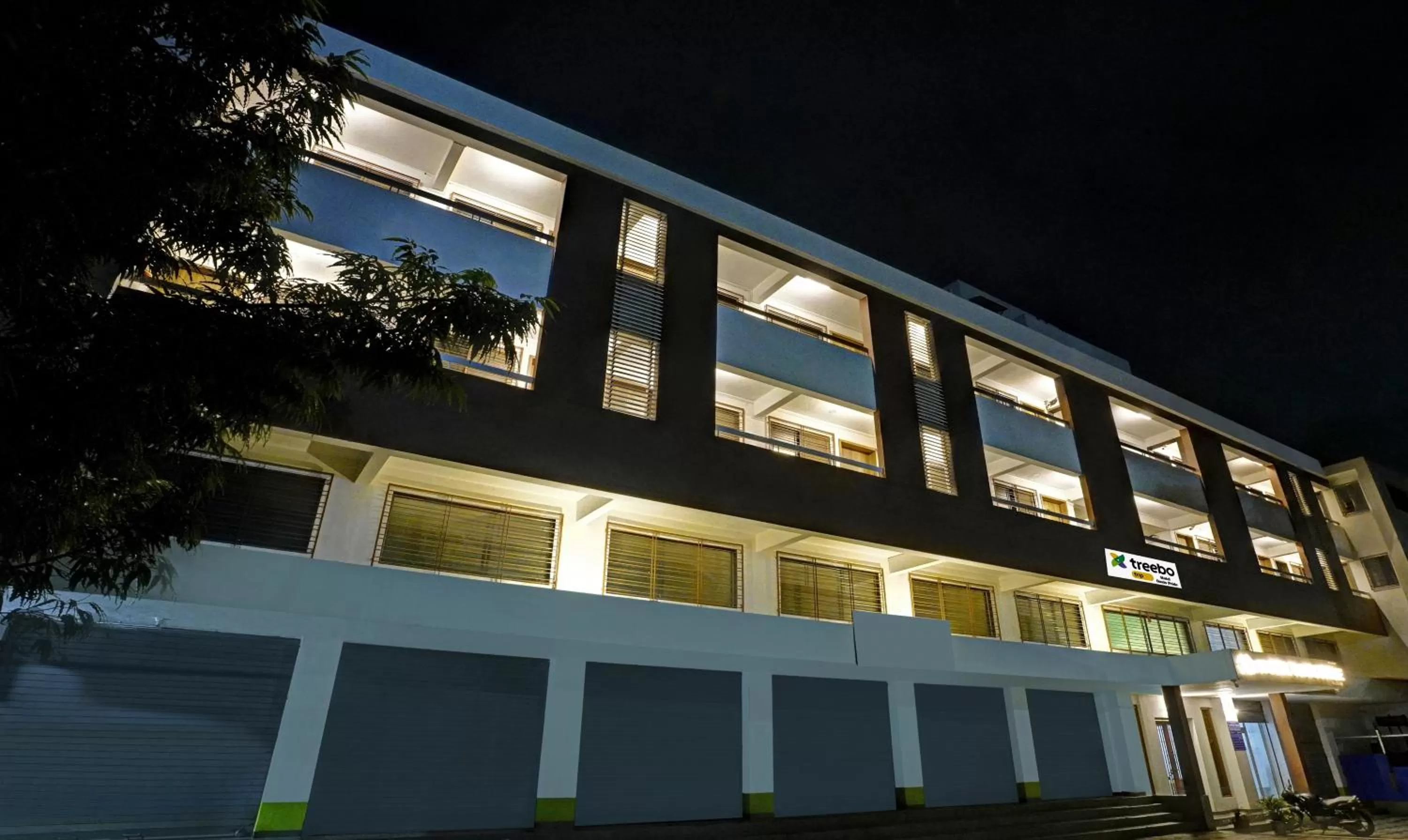 Property building in Itsy Hotels Oasis Pride