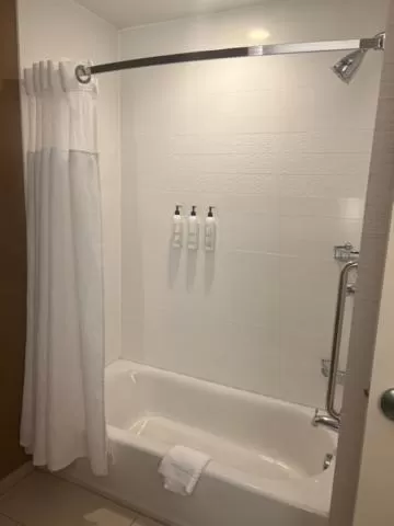 Bath in Fairfield Inn & Suites by Marriott Belle Vernon