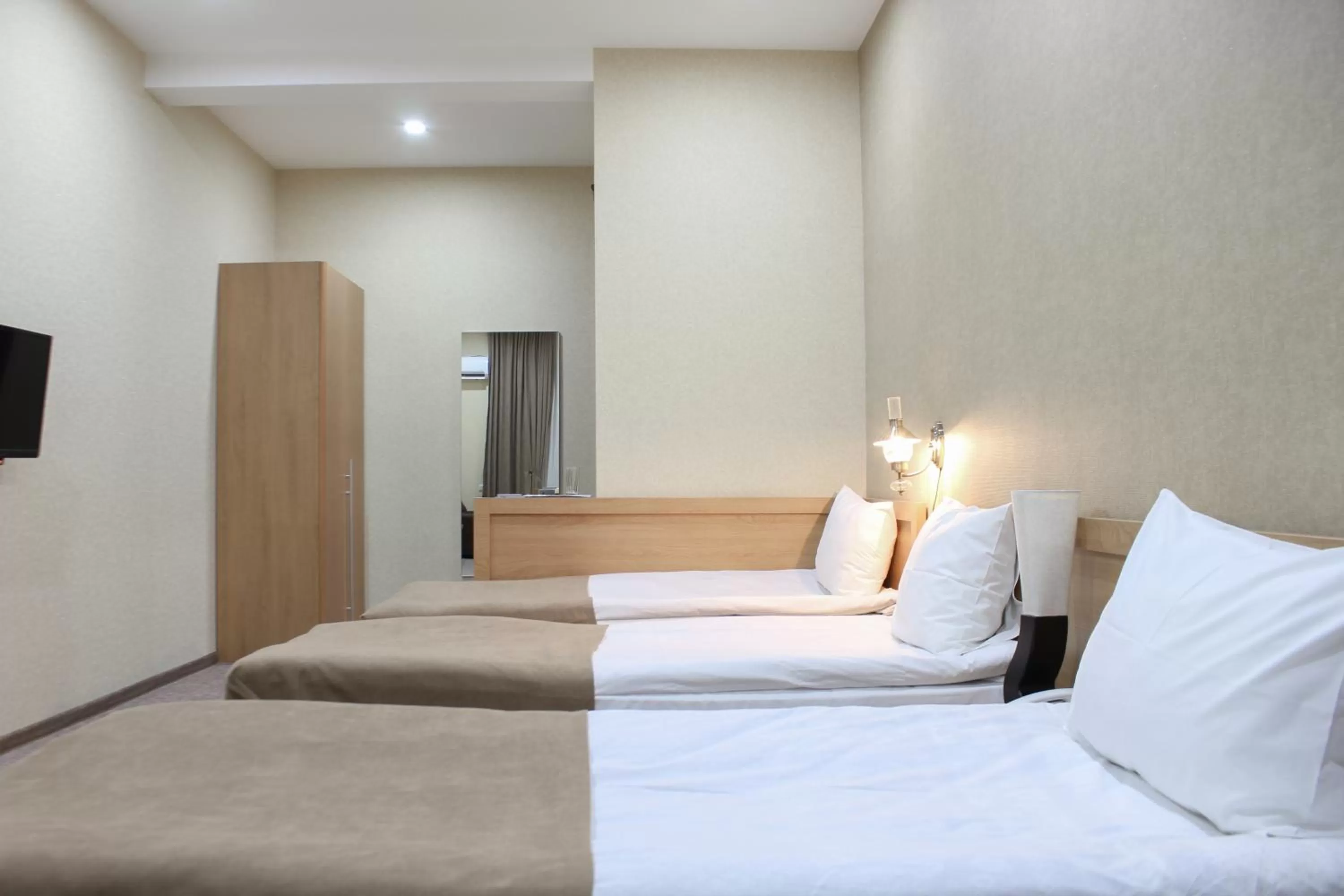 Photo of the whole room, Bed in Liel