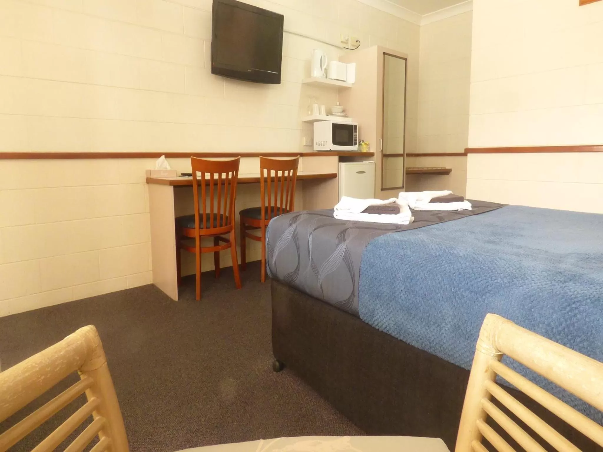 Bed in Banjo Paterson Motor Inn