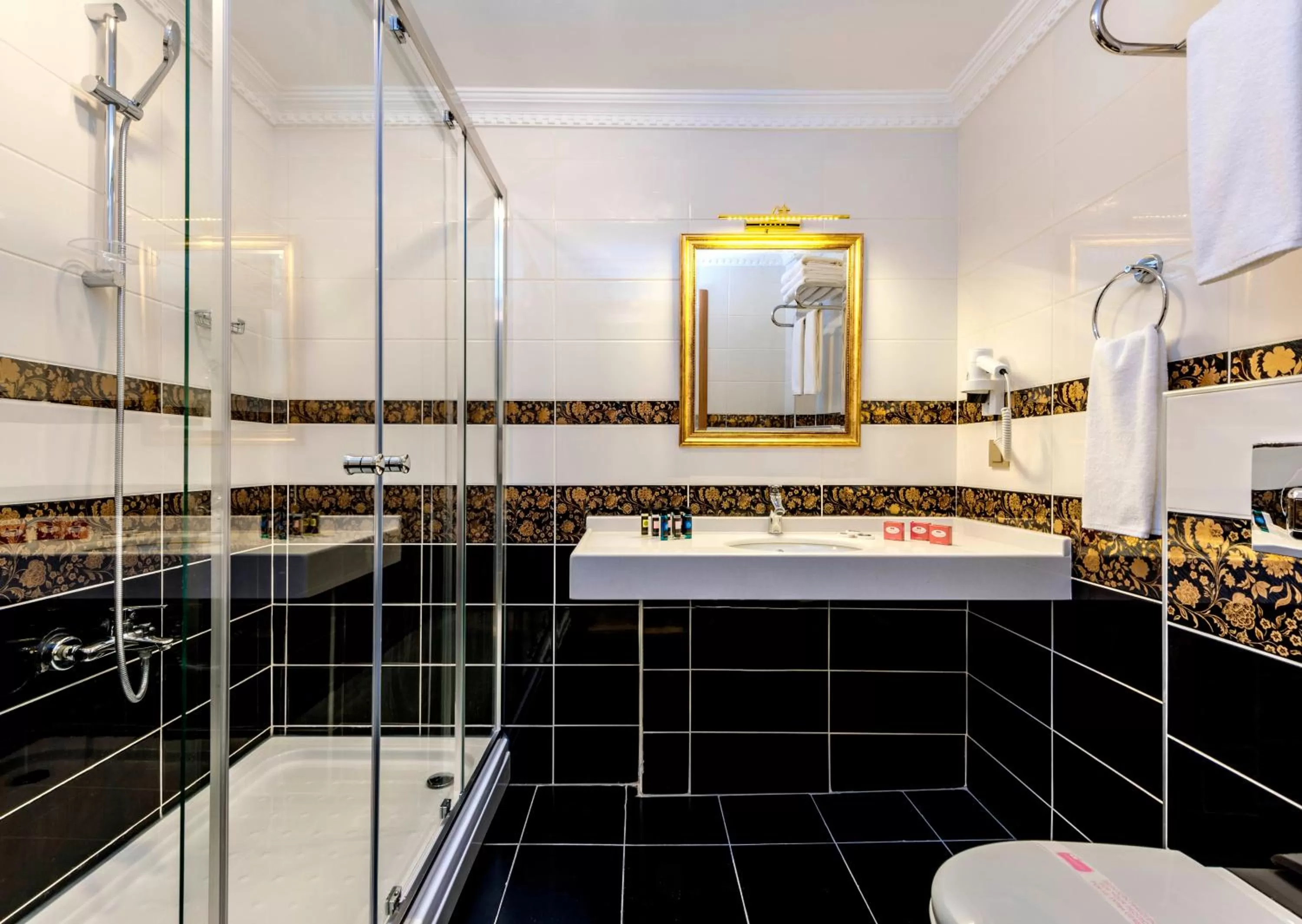 Bathroom in Kupeli Hotel