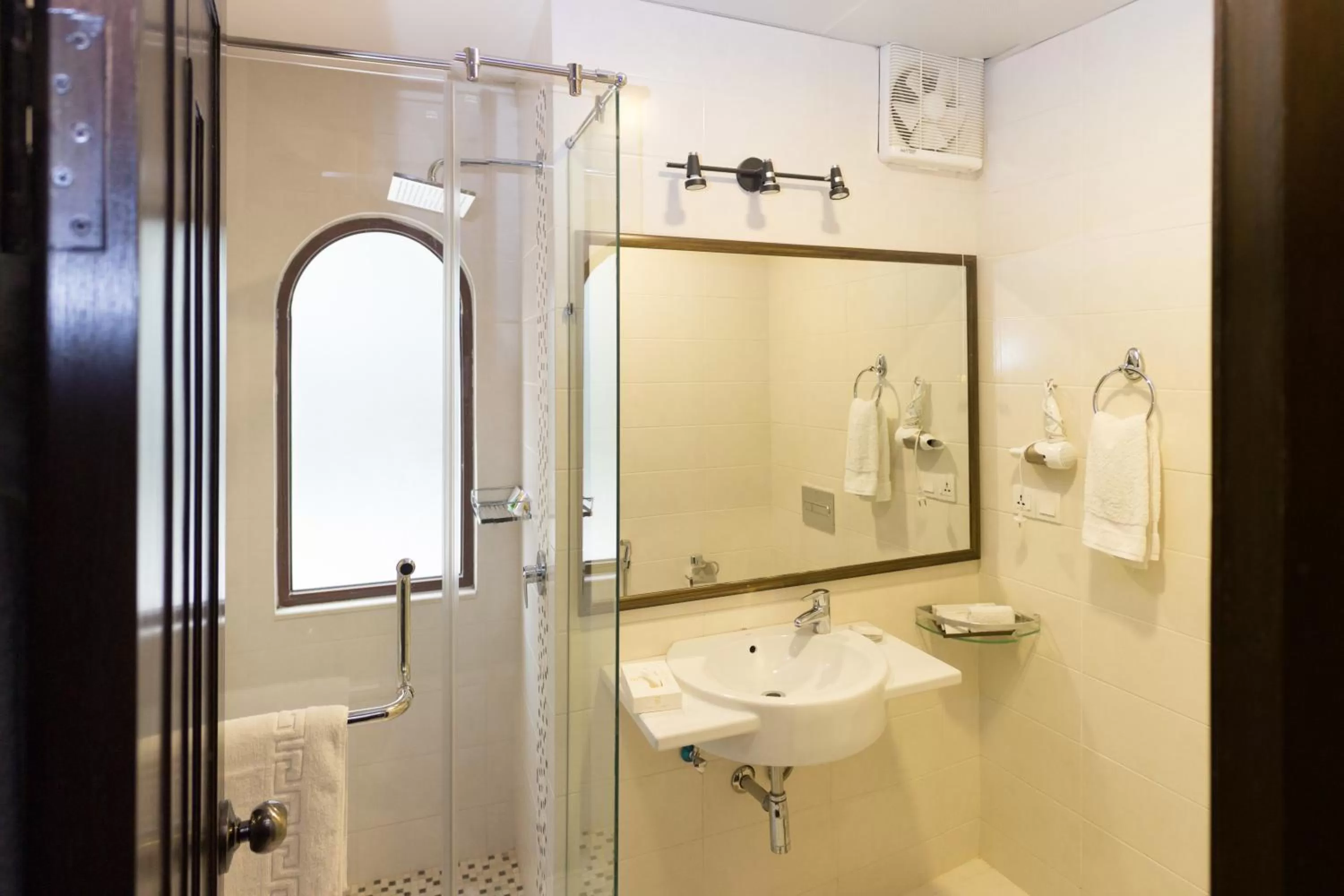 Shower in S Chalet Islamabad