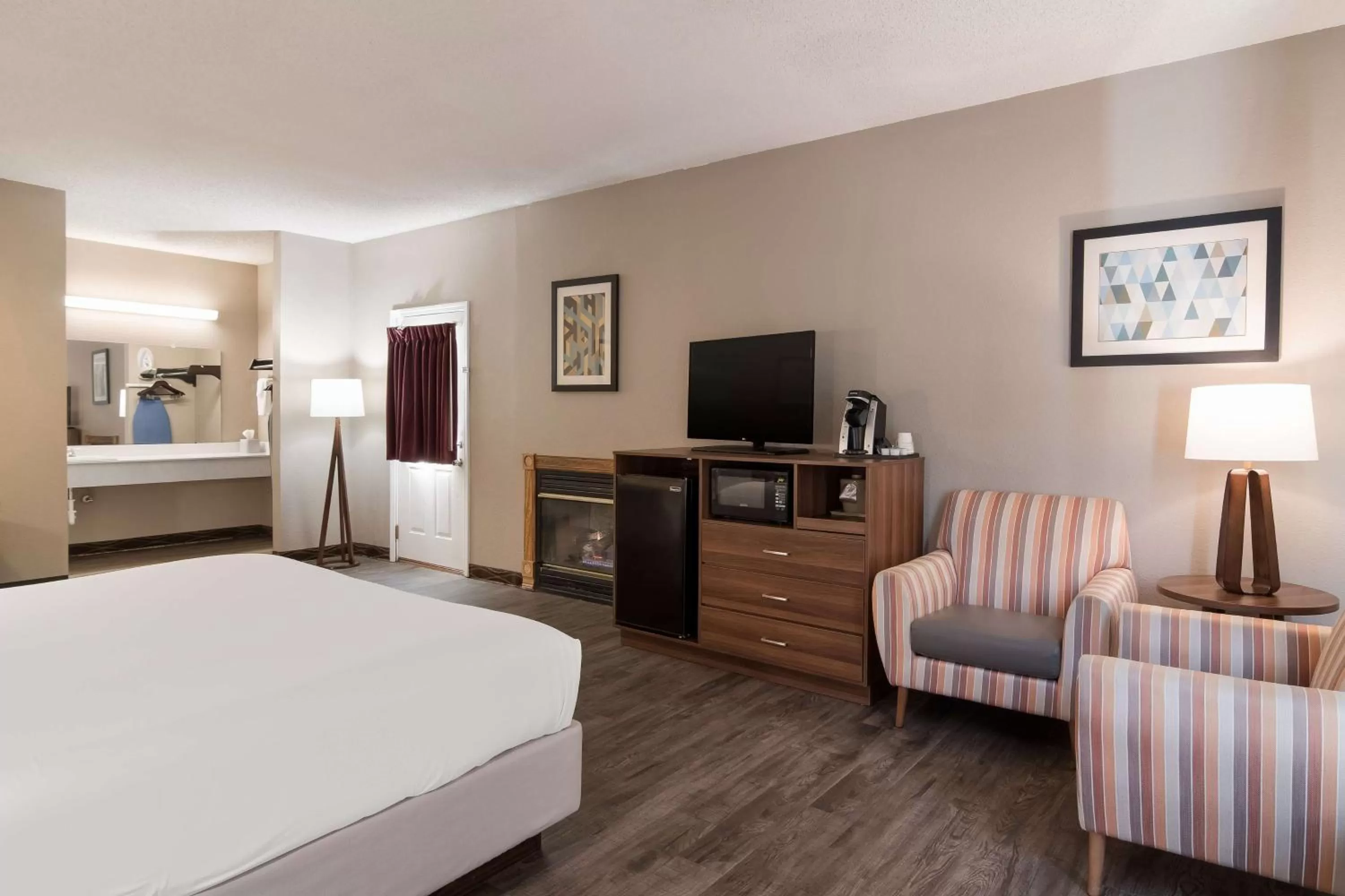 Deluxe King Suite with Balcony - Non-Smoking in SureStay Hotel by Best Western Helen Downtown