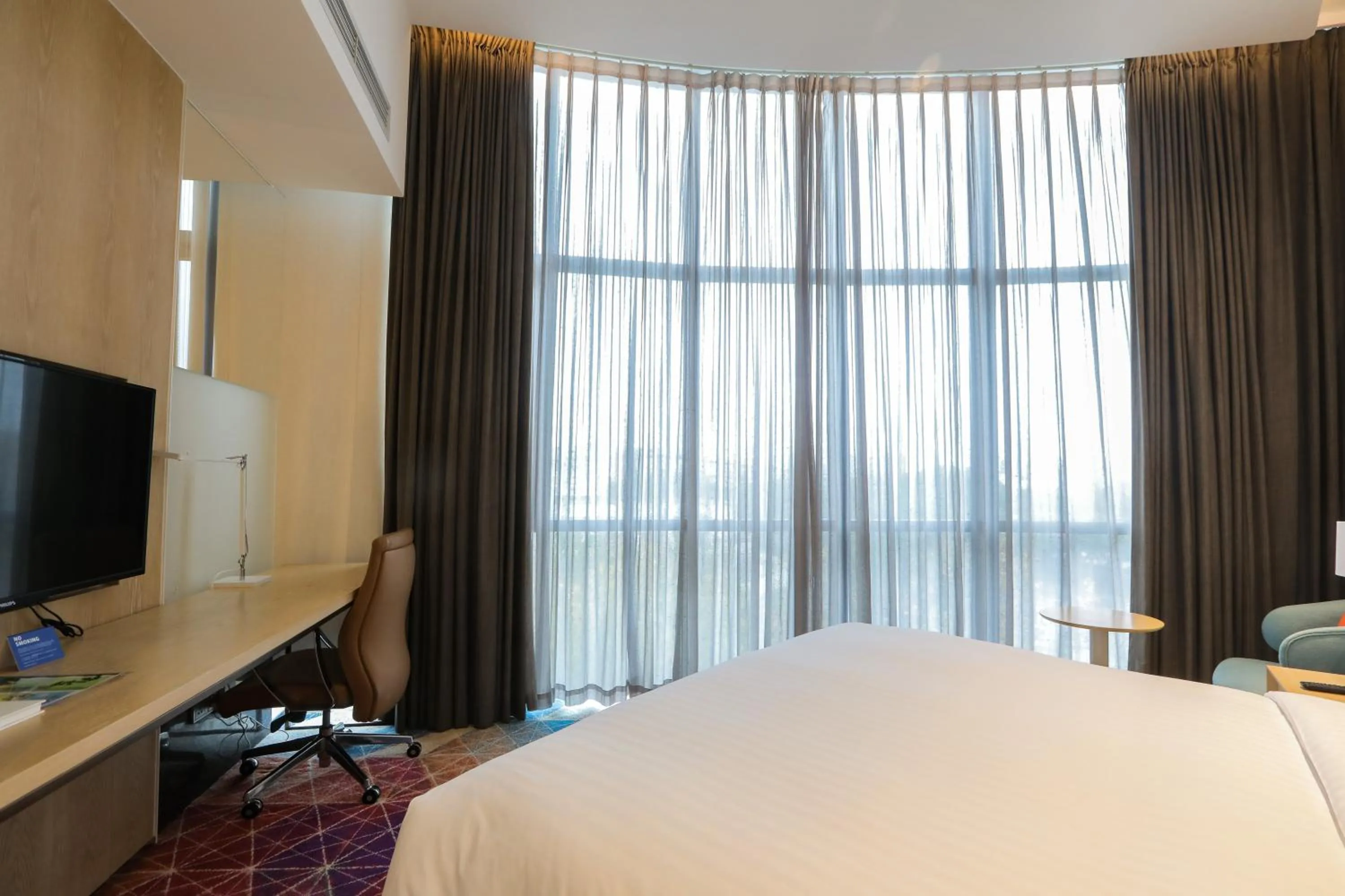 Photo of the whole room, Bed in Holiday Inn Express Shanghai Songjiang Fangta by IHG