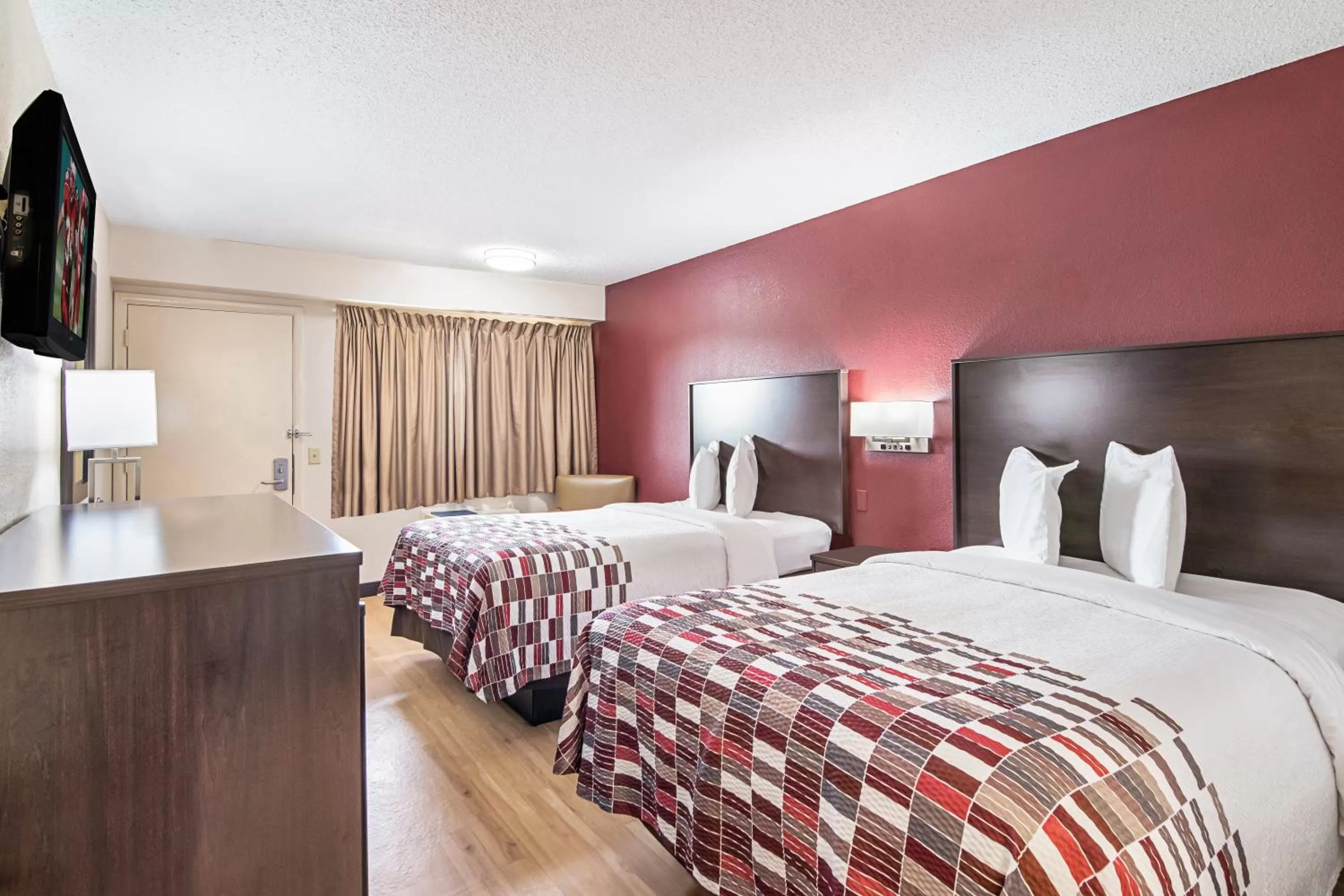 Photo of the whole room, Bed in Red Roof Inn Hampton Coliseum and Convention Center