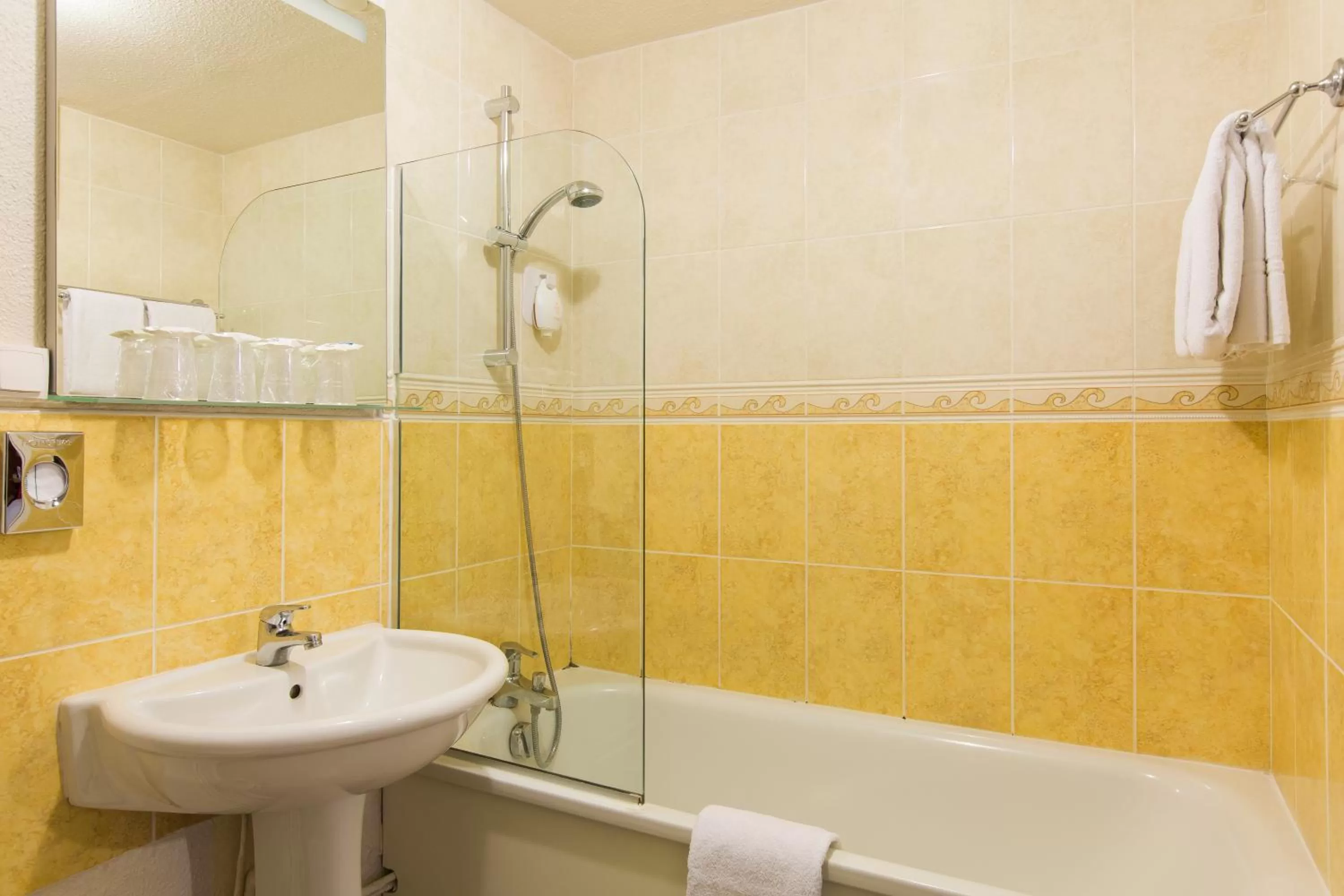 Bathroom in Comfort Hotel Etampes