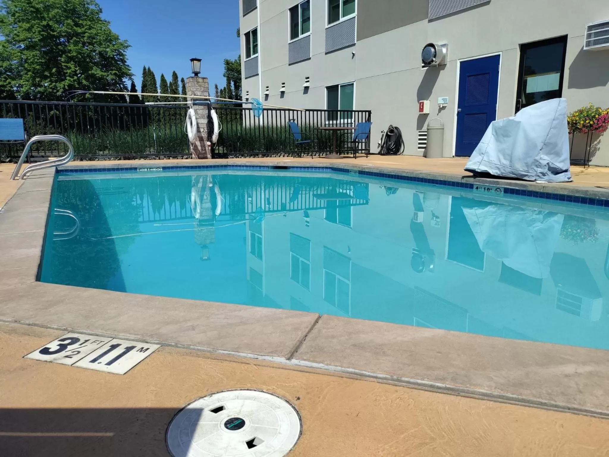 Swimming pool in Holiday Inn Express Newberg - Wine Country by IHG