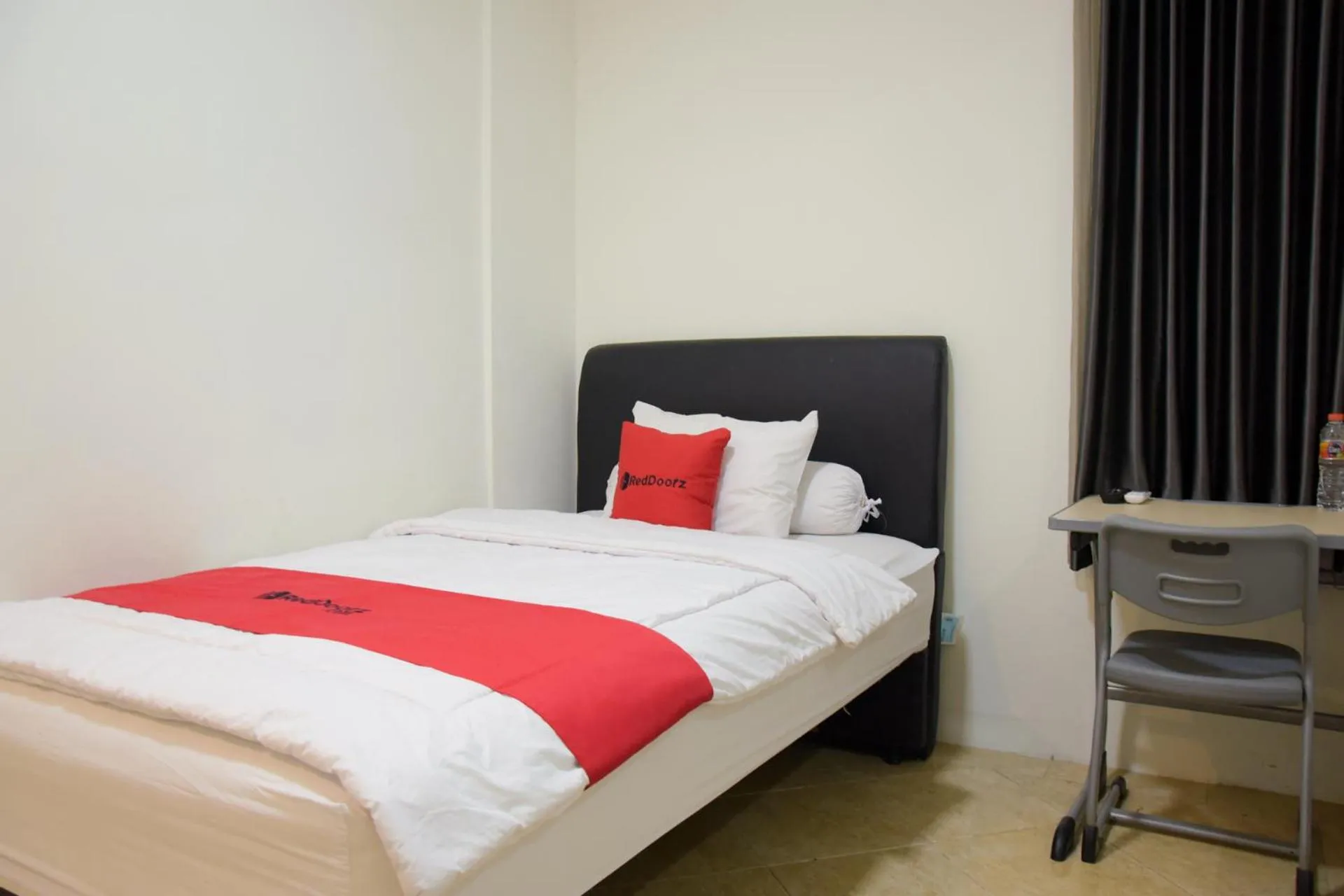 Bedroom, Bed in RedDoorz near GOR Satria Purwokerto