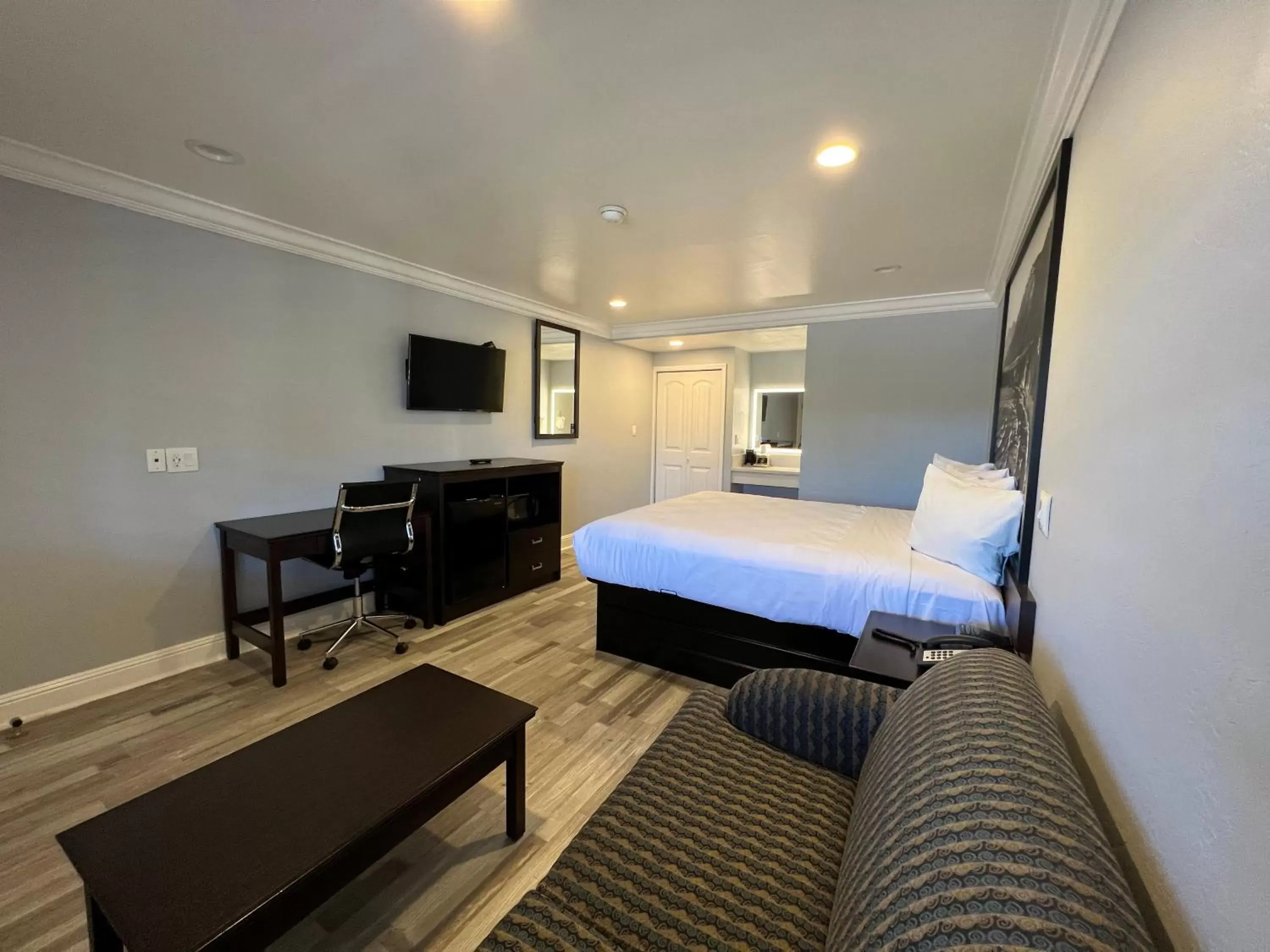 King Studio Suite - Non-Smoking in Super 8 by Wyndham Monterey Fisherman's Wharf Aquarium King Studio Suite - Non-Smoking in Super 8 by Wyndham Monterey Fisherman's Wharf Aquarium