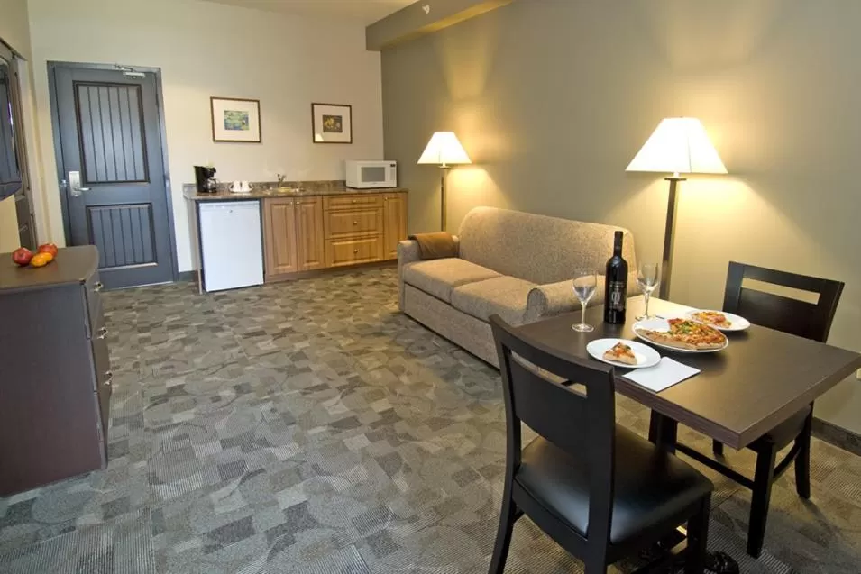 Kitchen or kitchenette in Midland Inn & Suites