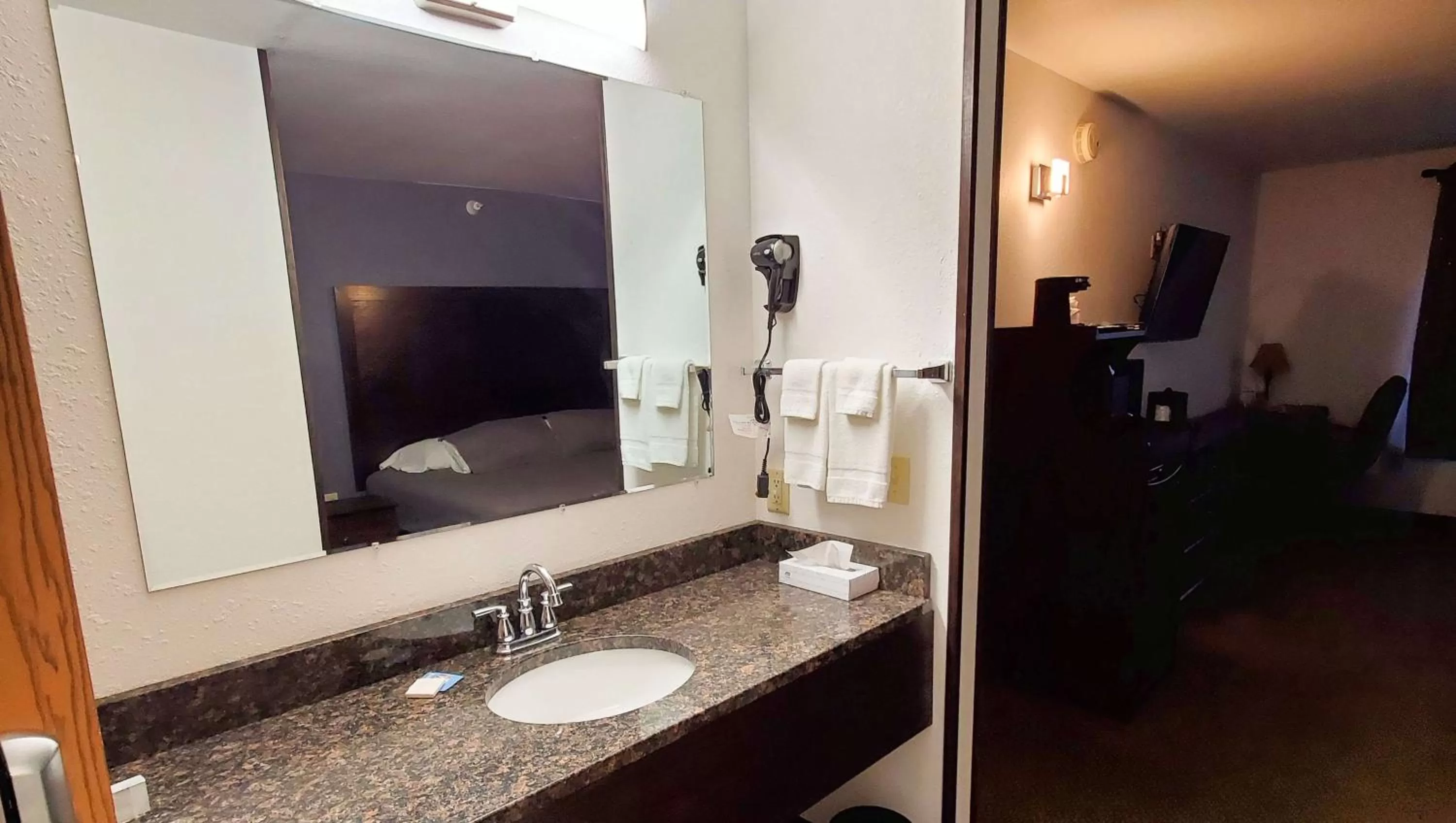 Bathroom in Jasper Ridge Inn Ishpeming