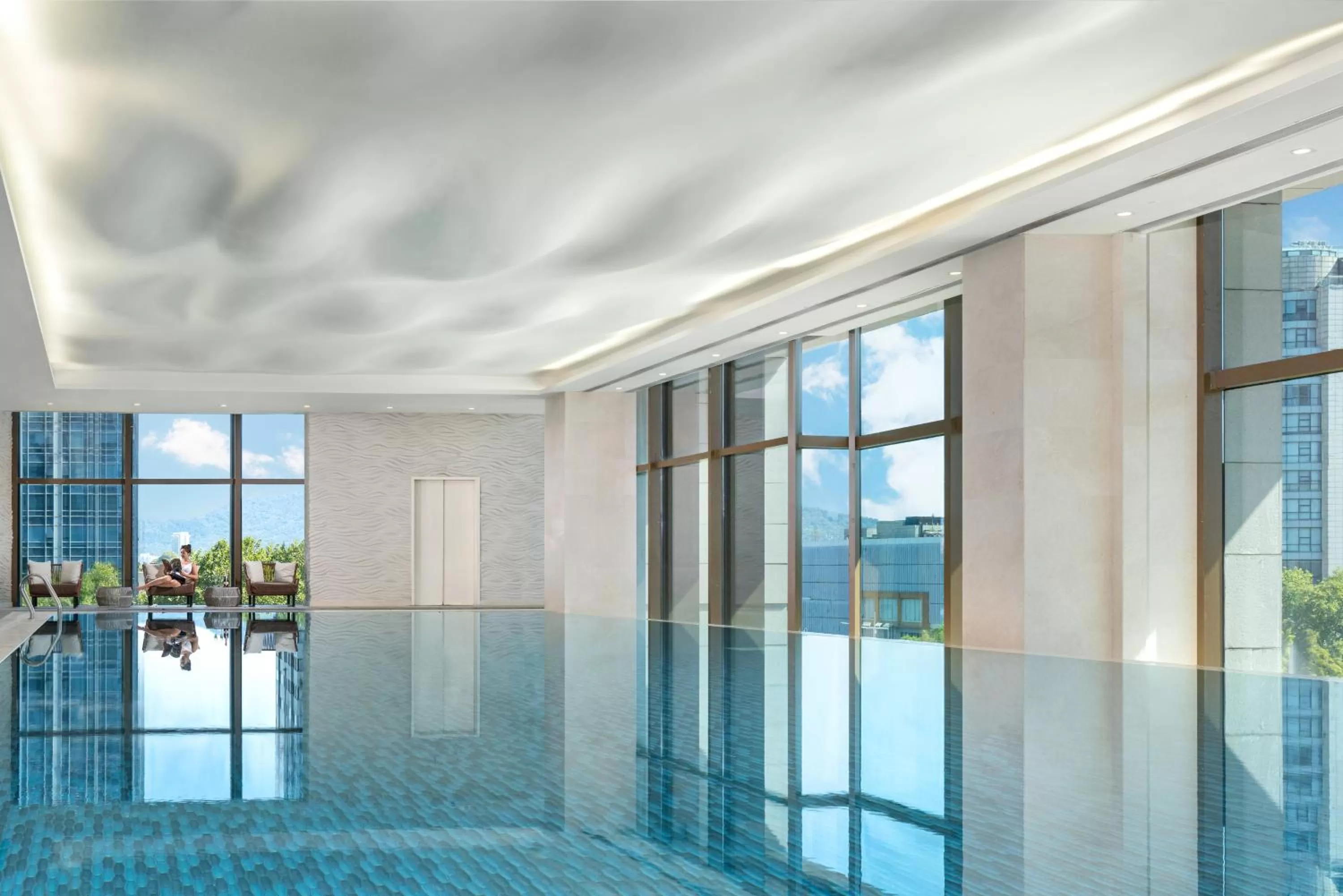 Swimming pool in Shangri-La Nanjing