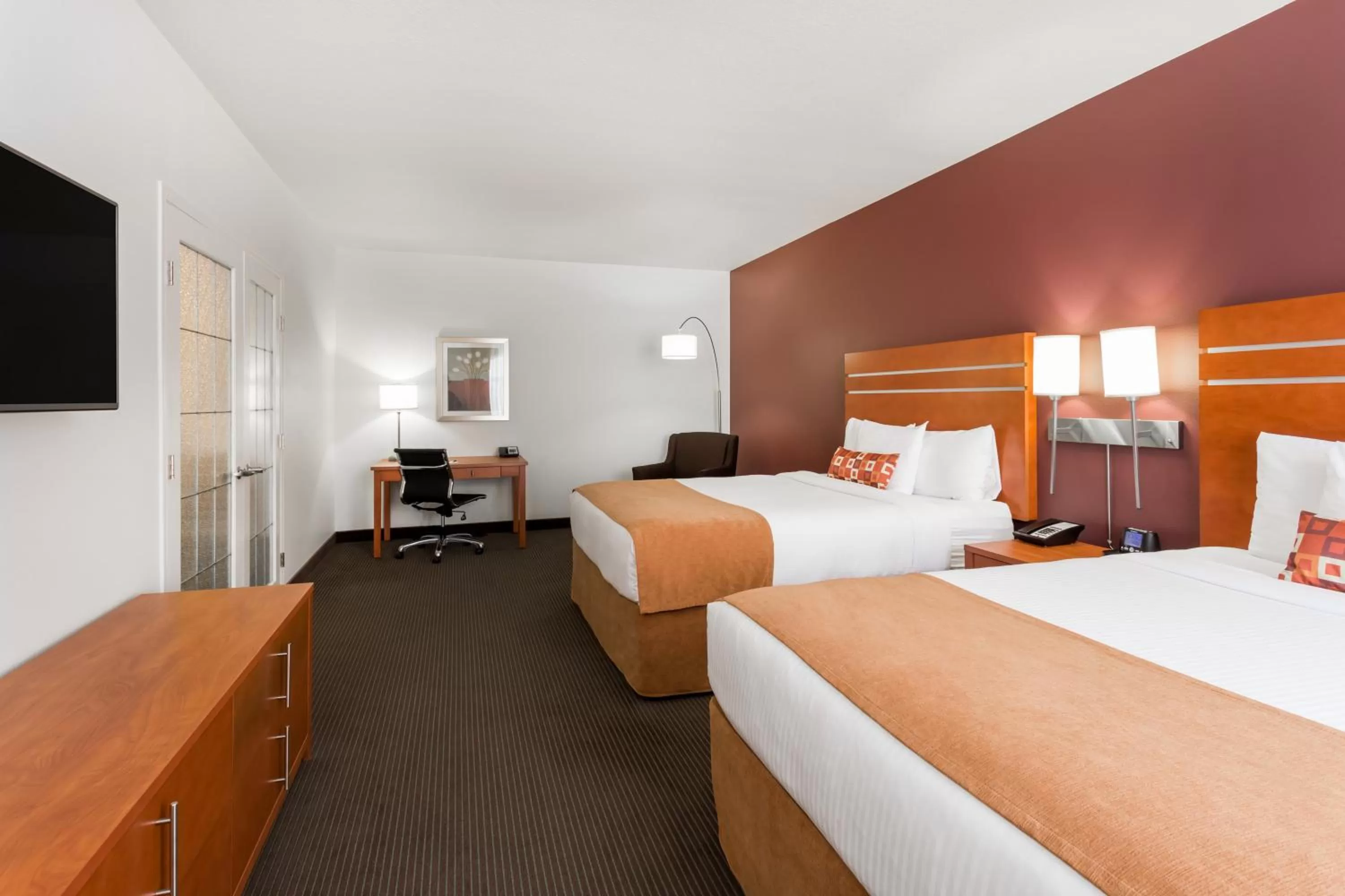 TV and multimedia, Bed in Wingate by Wyndham Calgary South