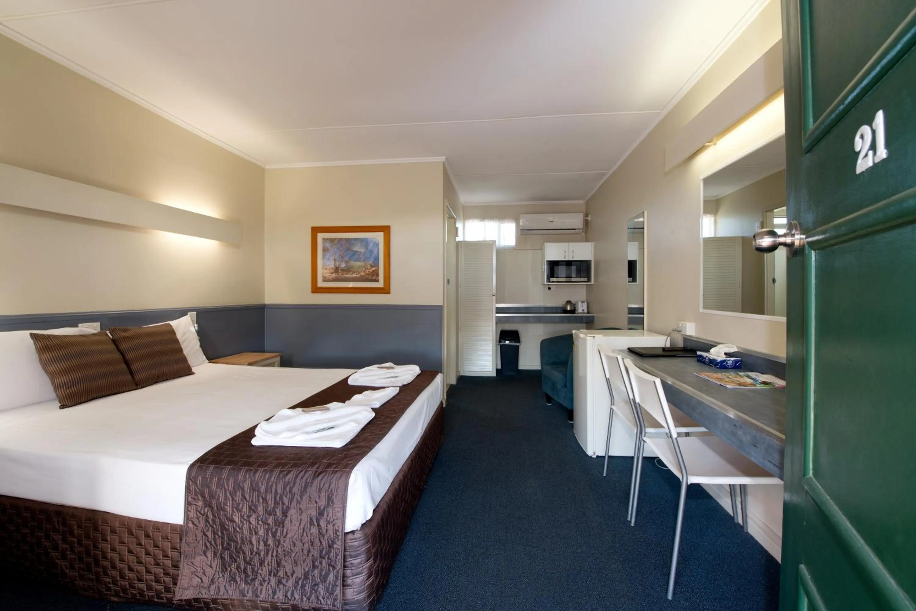 Photo of the whole room, Bed in Mineral Sands Motel