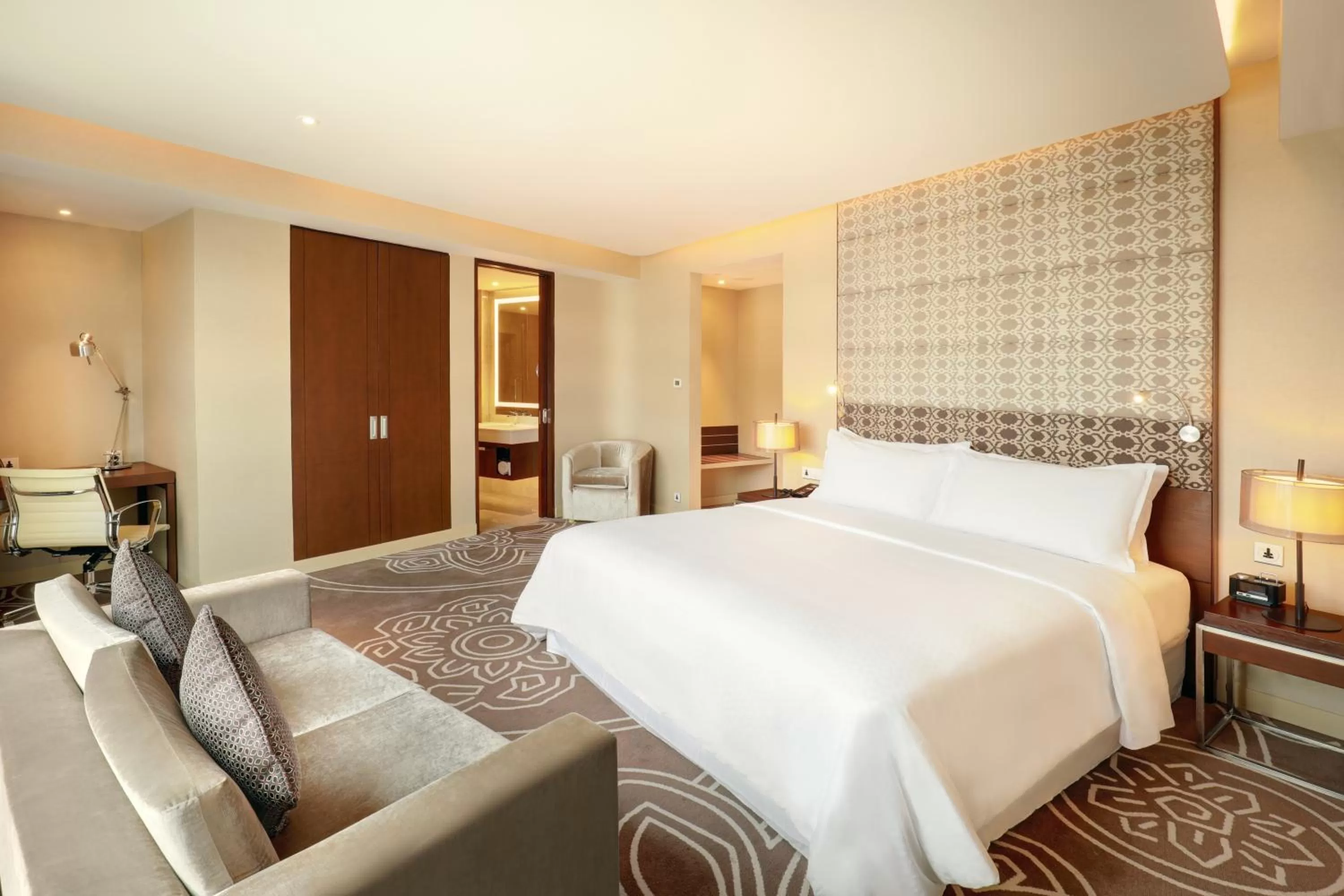 Bed in Crowne Plaza Dhaka Gulshan by IHG