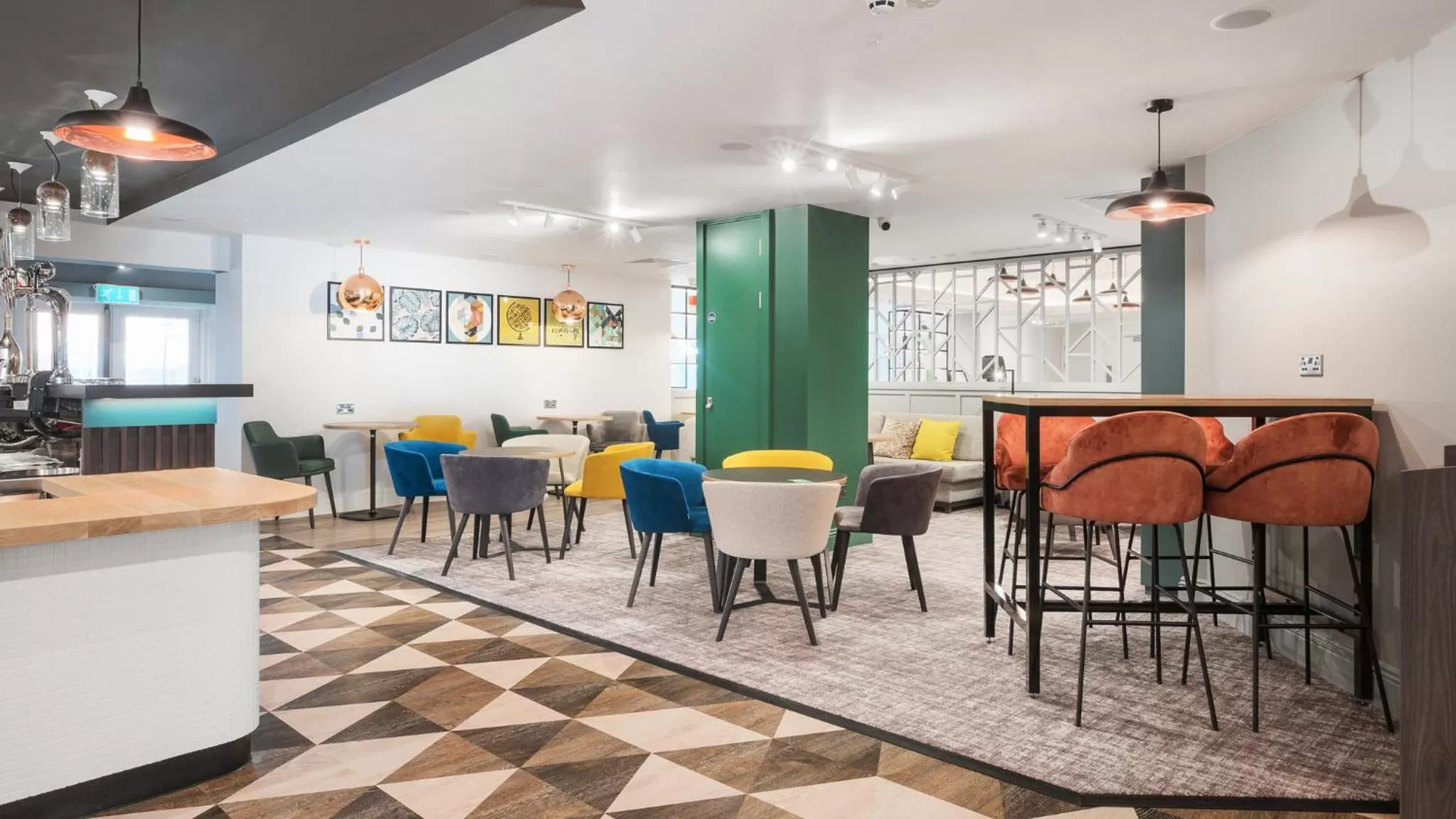 Lounge or bar in Holiday Inn Reading West by IHG
