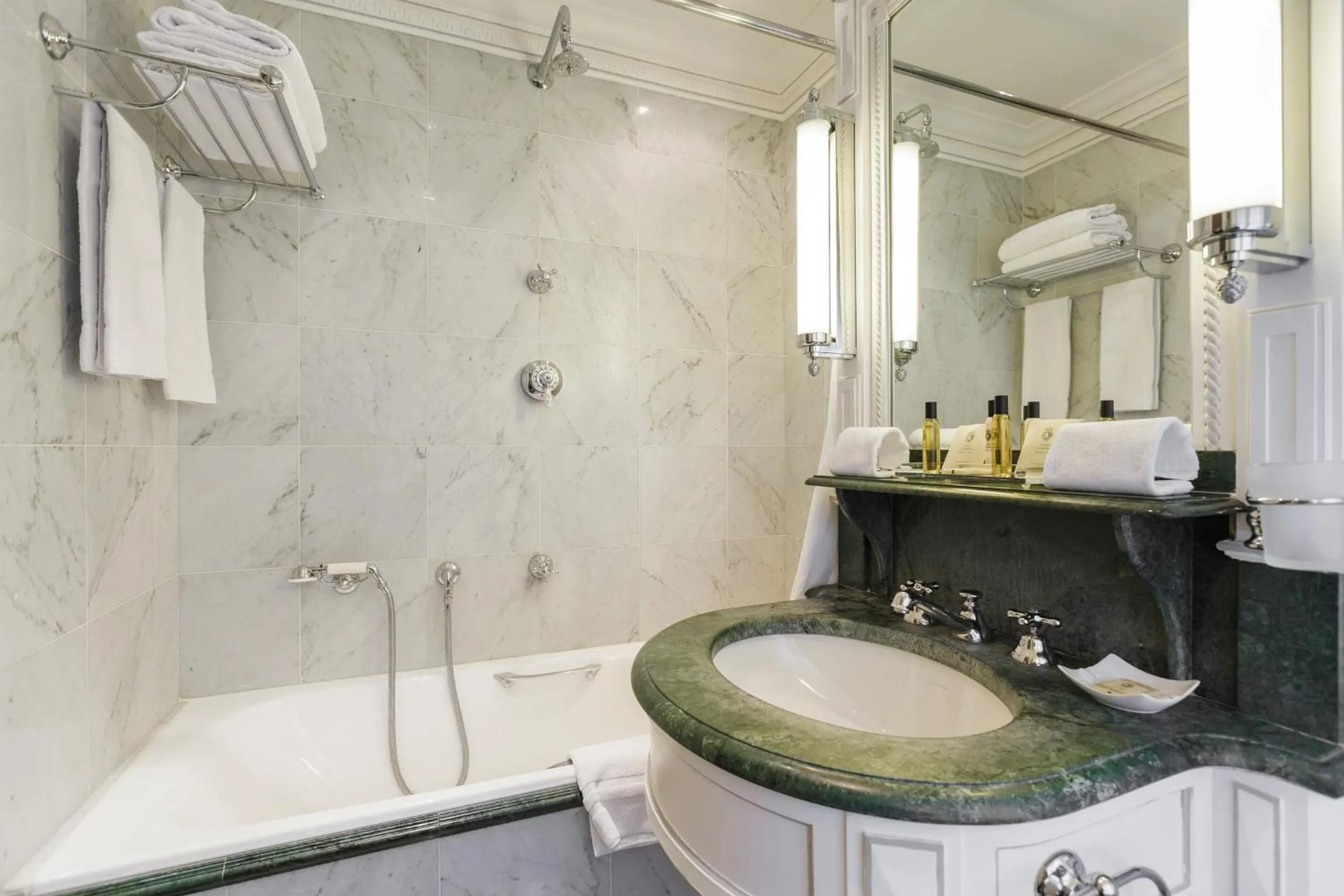 Bathroom in Hotel Luxembourg Parc