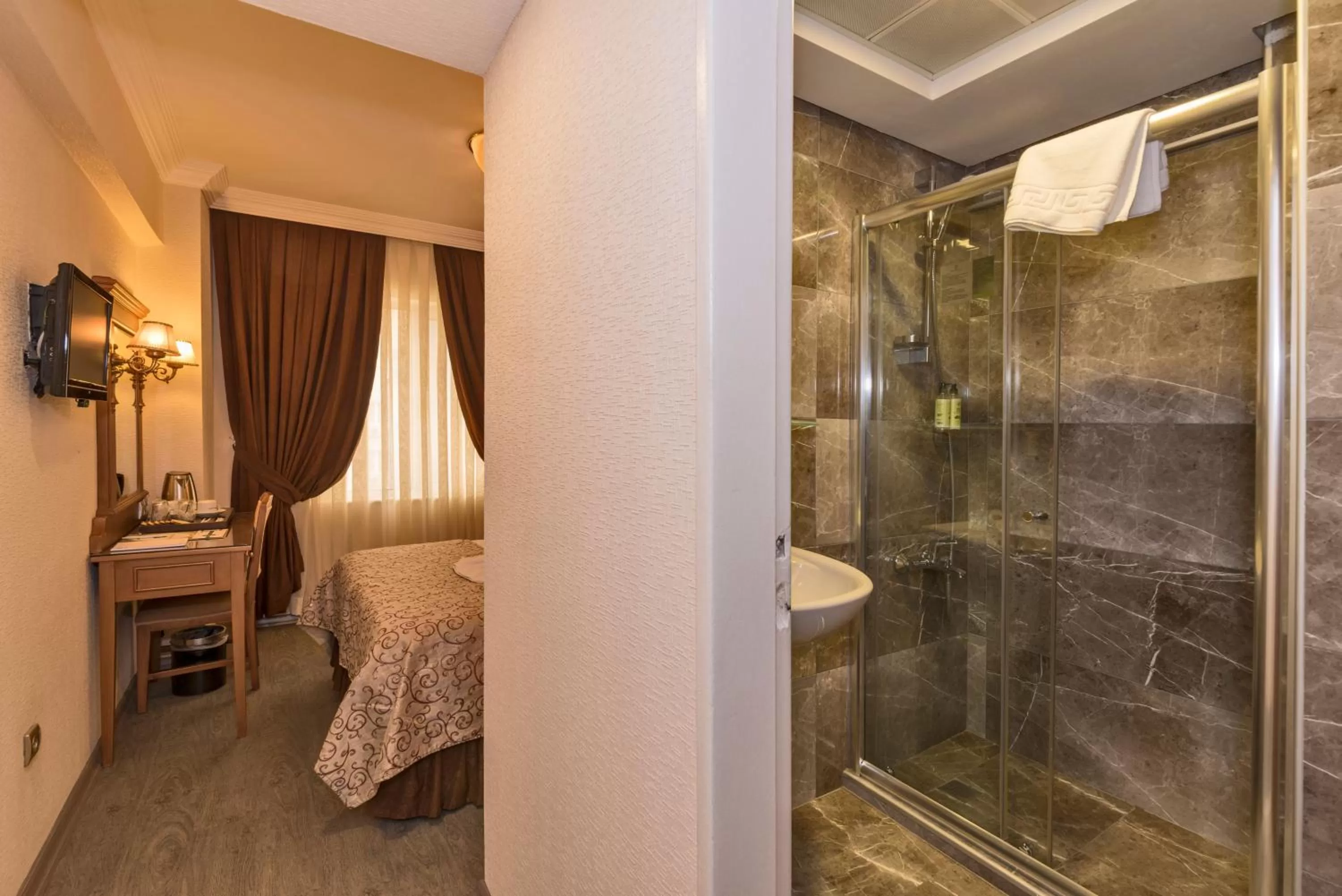 Bathroom, Bed in Laleli Gonen Hotel