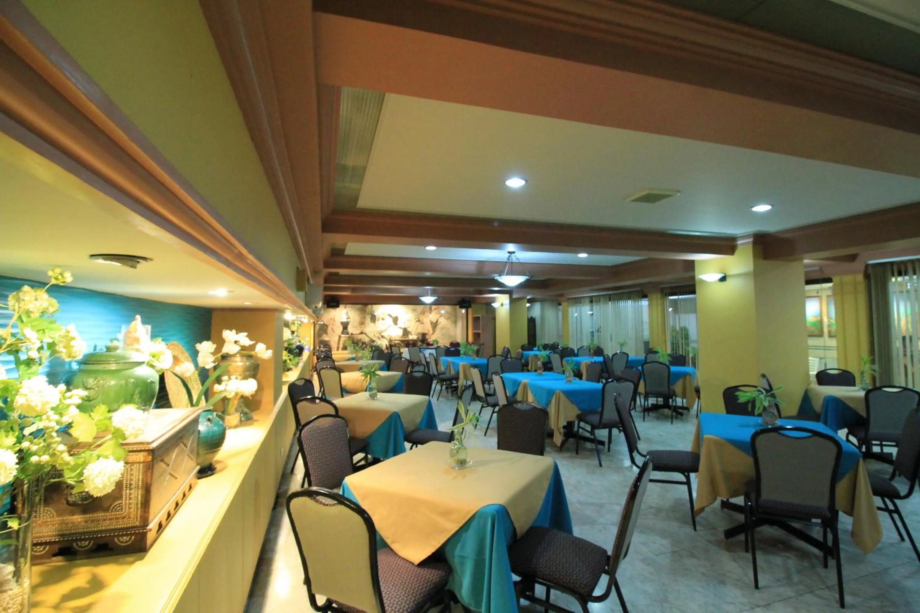 Restaurant/places to eat in Grand City Hotel Inc.