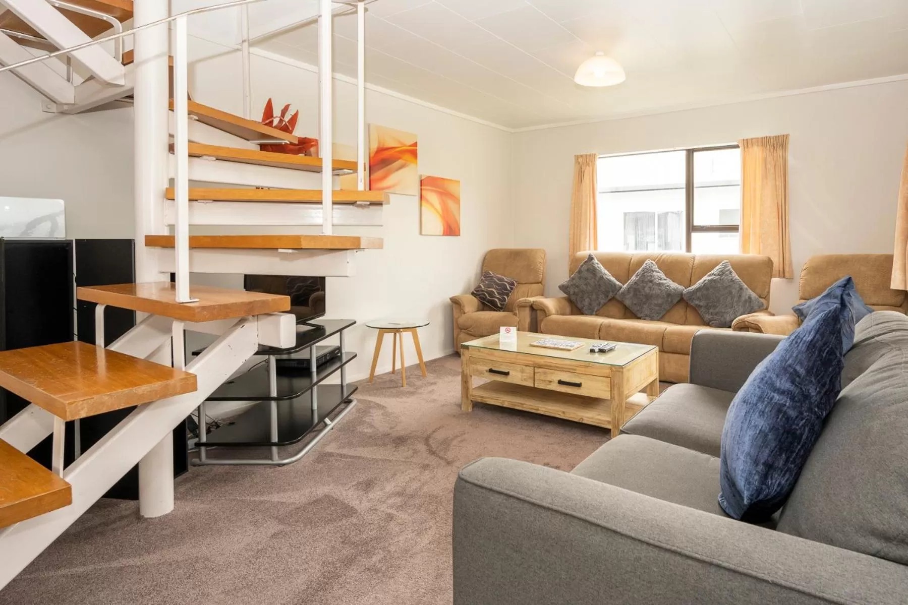 Living room in Tudor Park Motel Spacious with kitchens 1 minute walk to restaurant and shopping centre and Gisborne Hospital