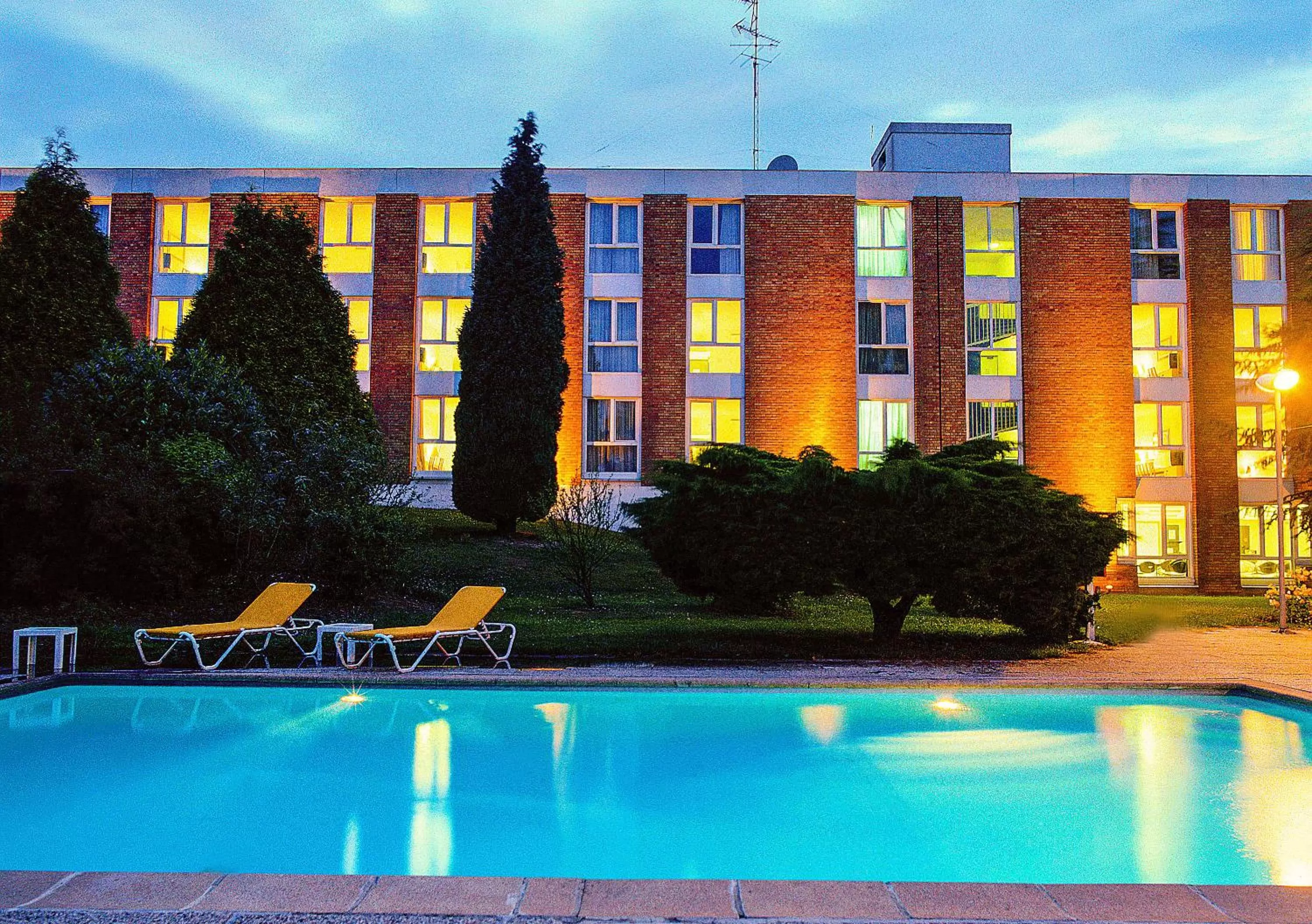 Swimming pool in ibis Styles Lille Neuville en Ferrain
